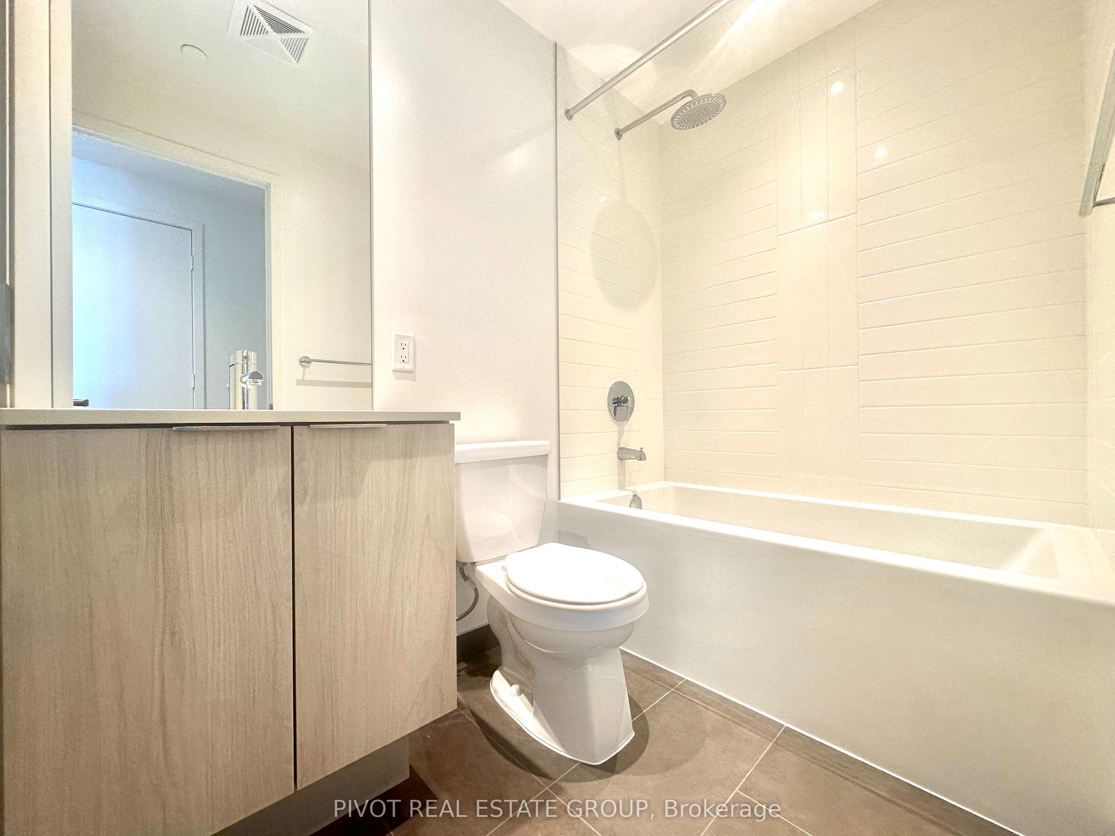 448 Burnhamthorpe Road W, Mississauga, ON L5B 0R4 photo 2