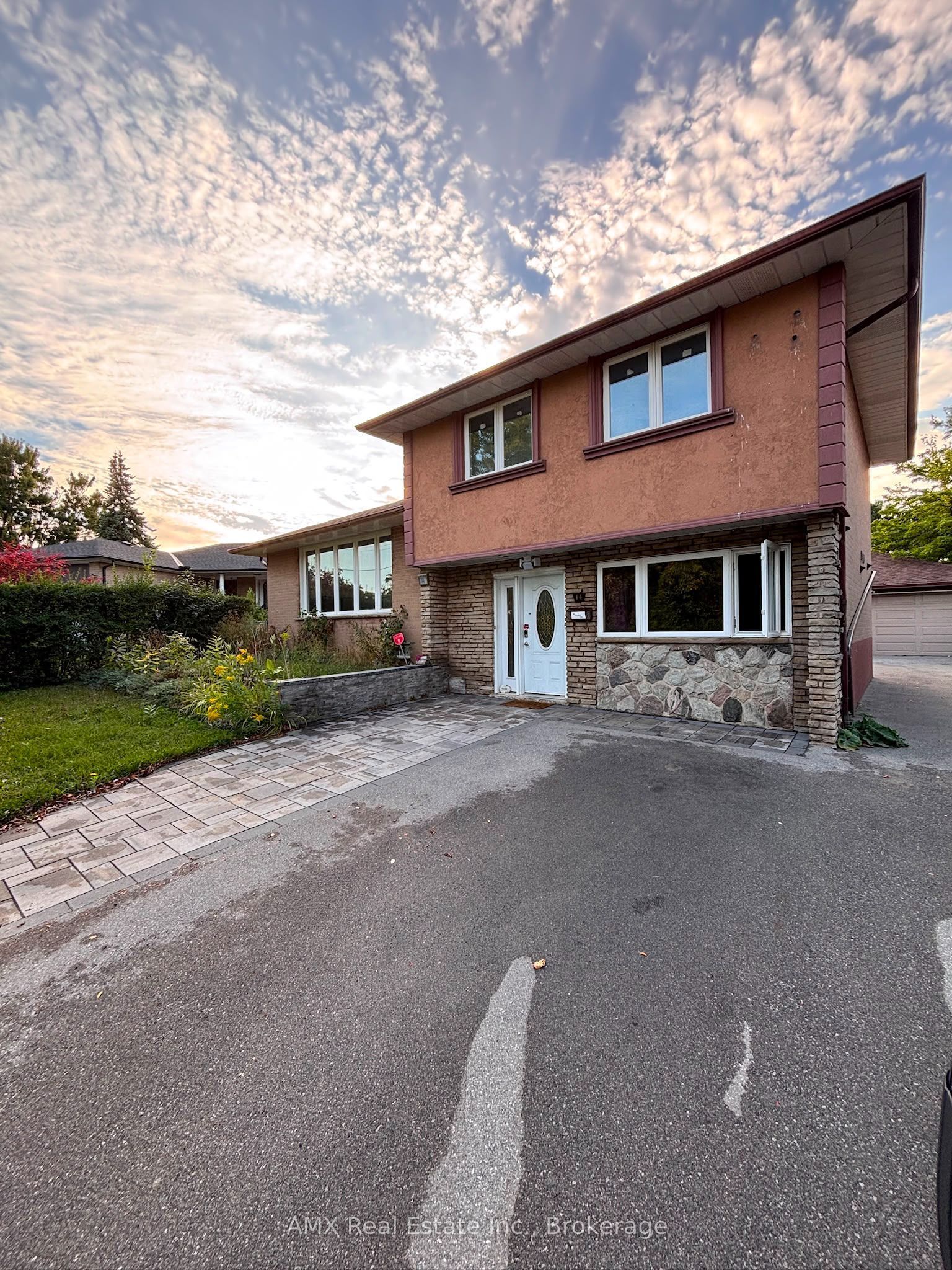 14 Camperdown Avenue, Toronto, ON M9R 3T4