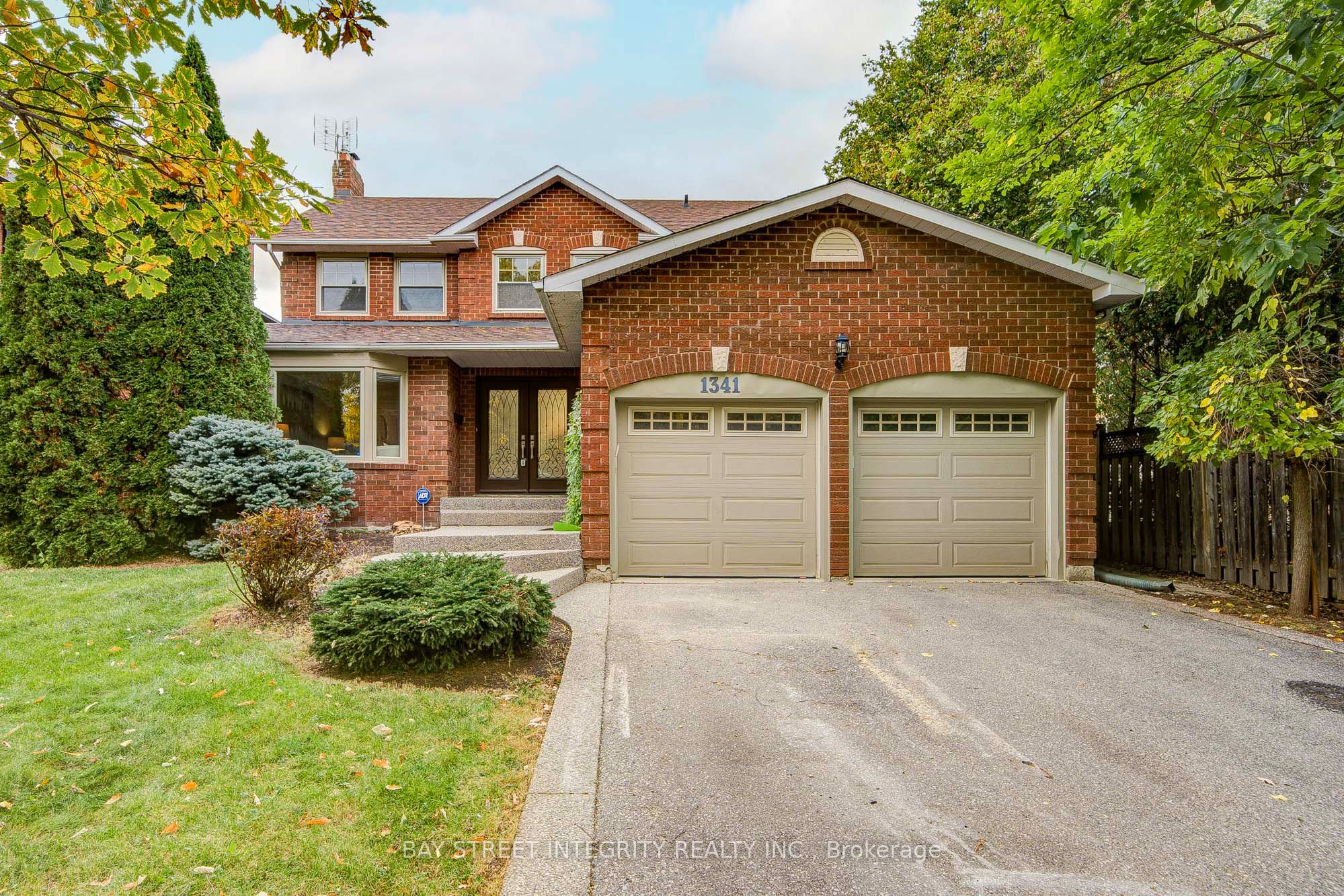 1341 Old English Lane, Oakville, ON L6M 2P9 photo 2