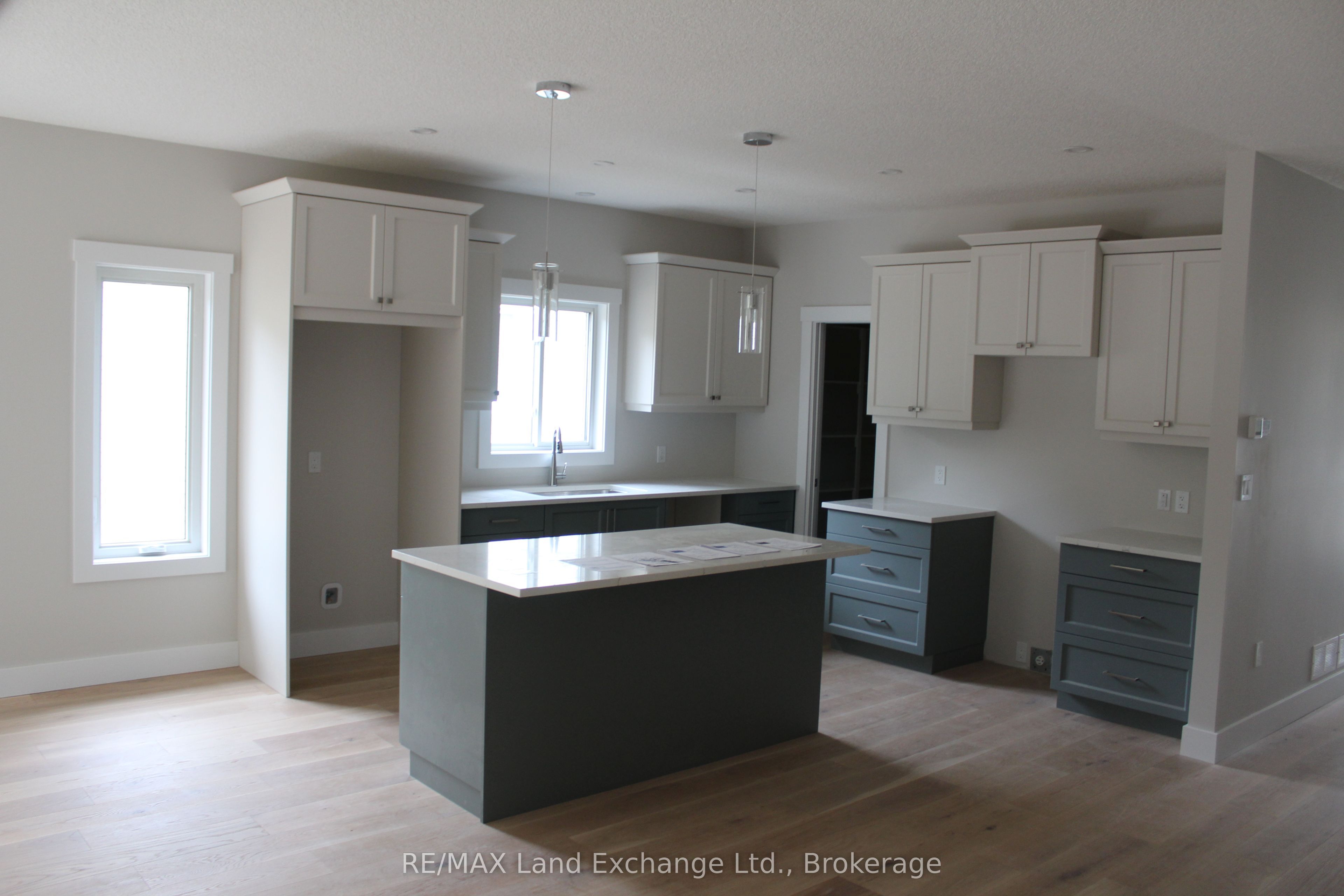 784 CAMPBELL Avenue, Kincardine, ON N2Z 1W1 photo 2