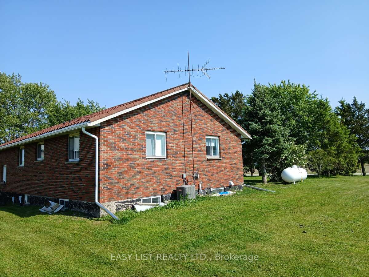 4792 Langbank Line, Dawn-Euphemia, ON N0P 1K0 photo 2