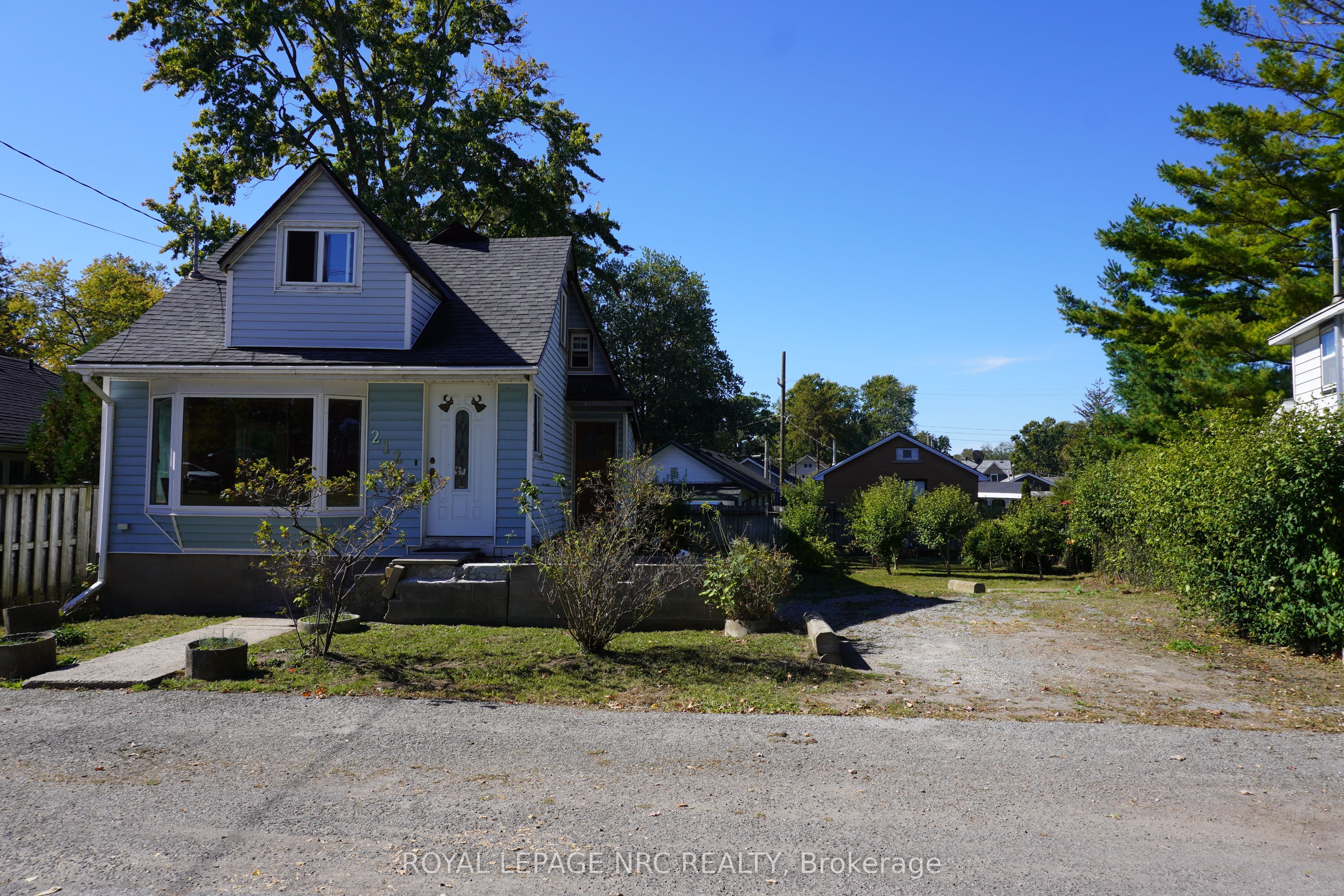 212 Lincoln Road W, Fort Erie, ON L0S 1B0 photo 2