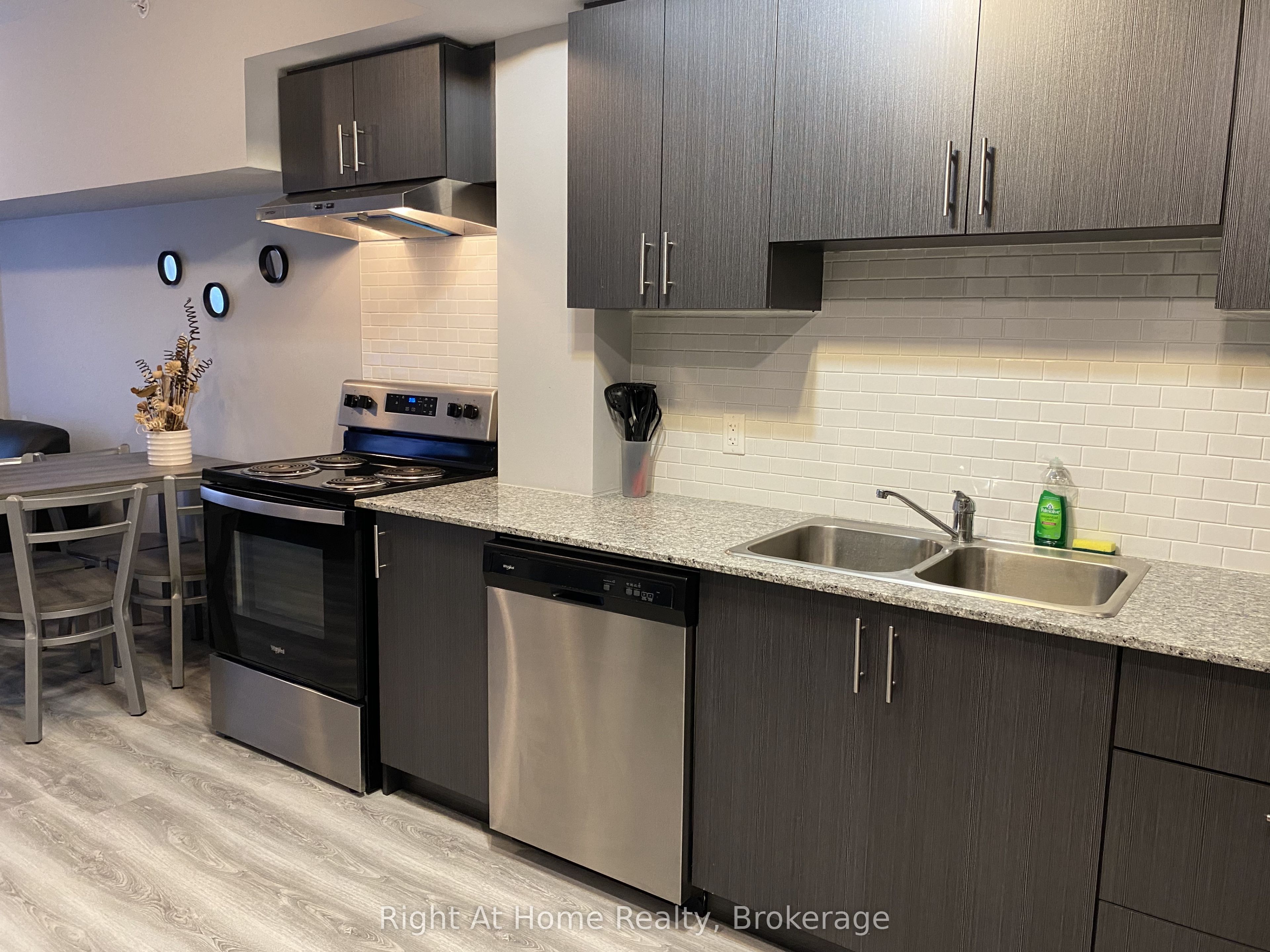 275 LARCH Street F202, Waterloo, ON N2L 0J3 photo 4