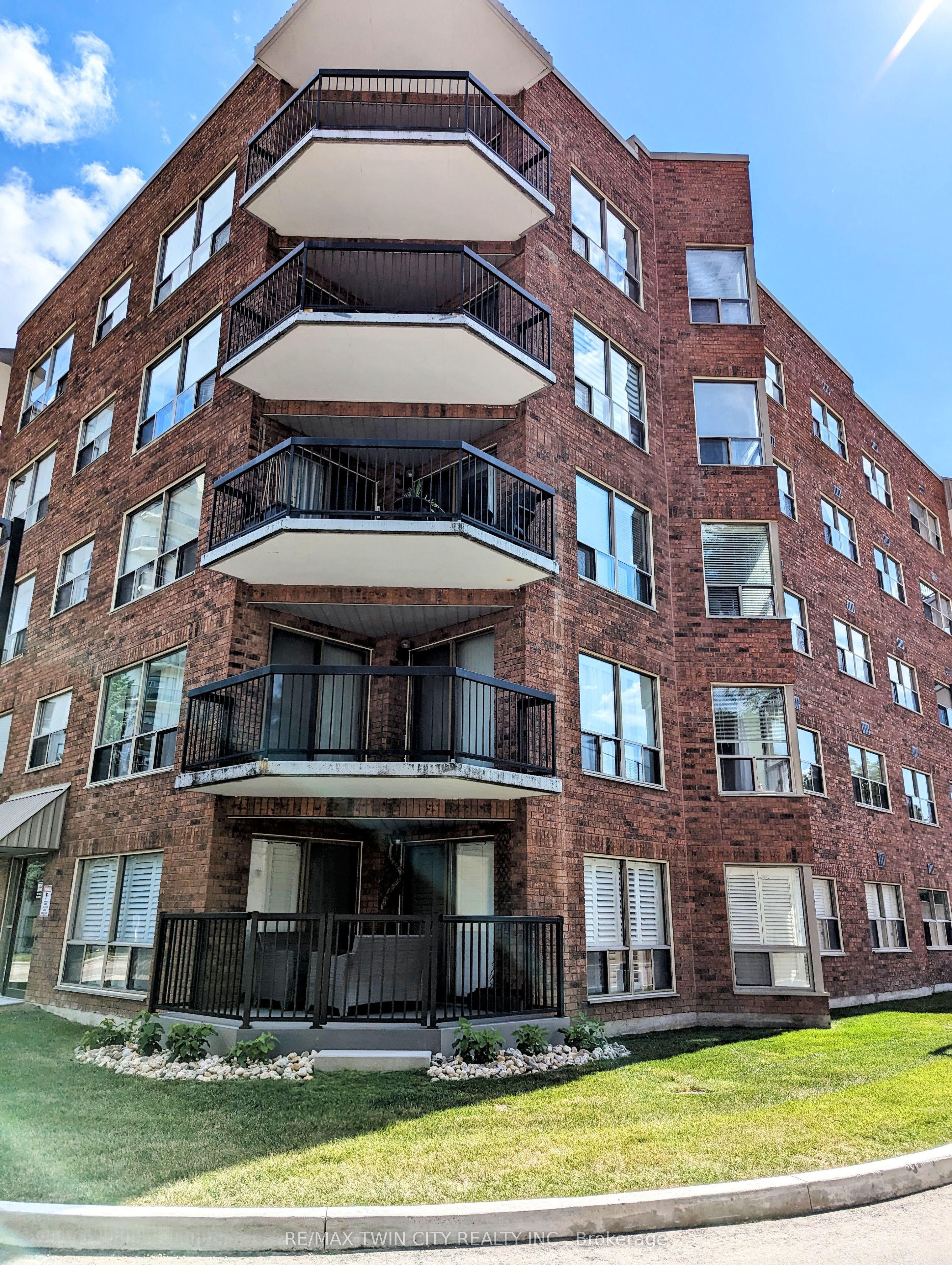 300 Keats Way 407, Waterloo, ON N2L 6E6 photo 2