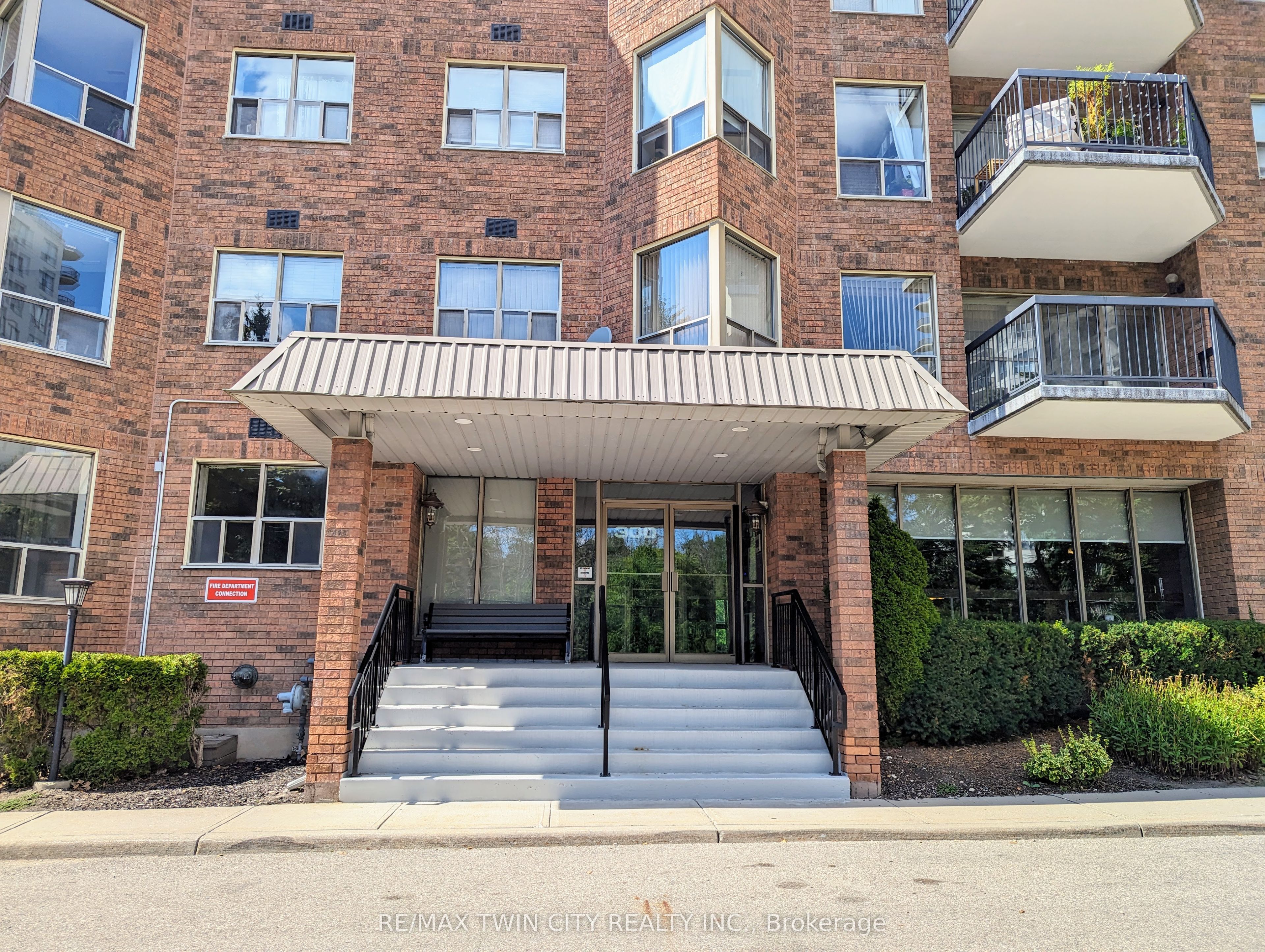 300 Keats Way 407, Waterloo, ON N2L 6E6 photo 3