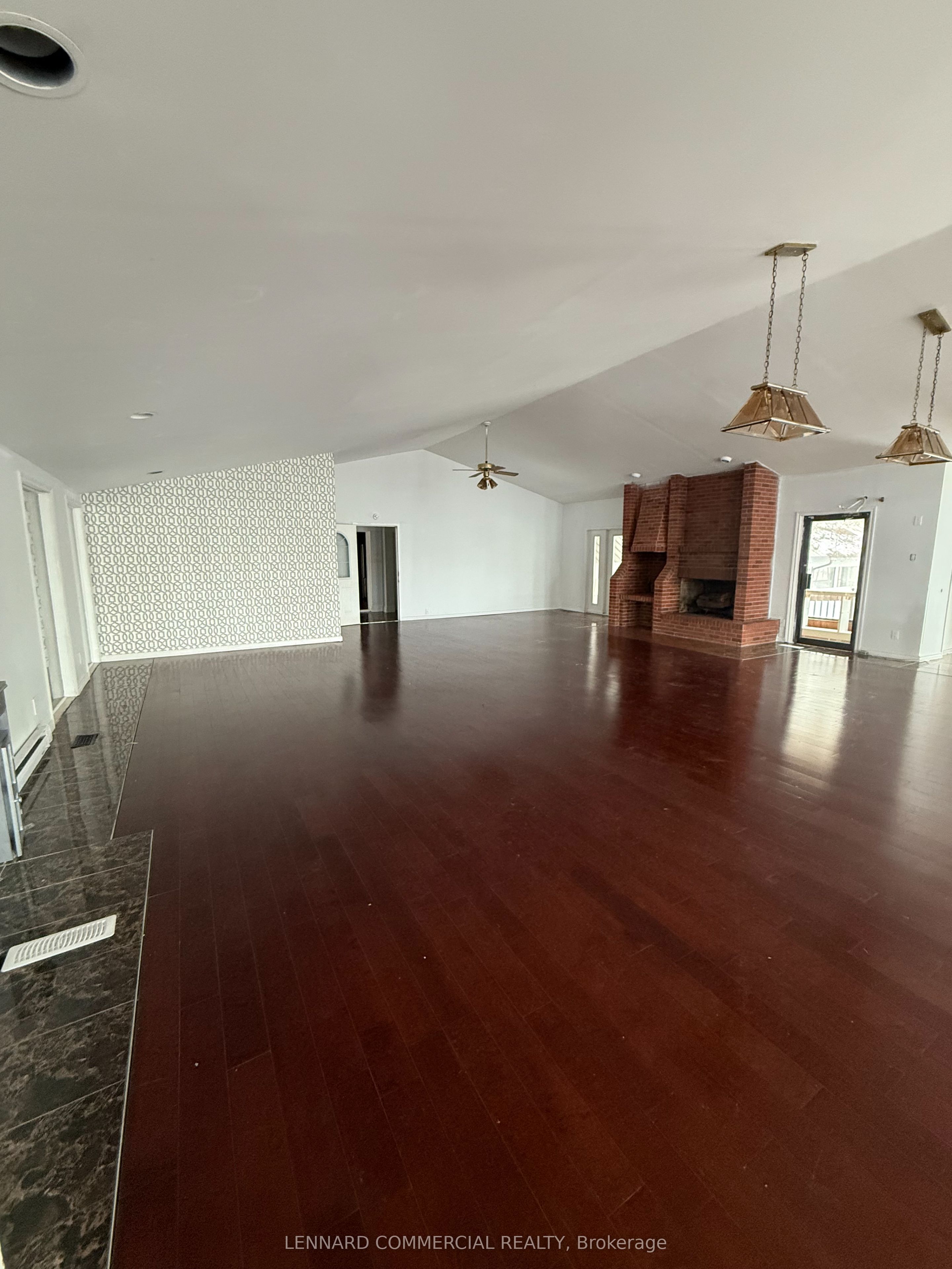 8411 RUSSELL Road, Orleans - Cumberland and Area, ON K4B 1J1 photo 5