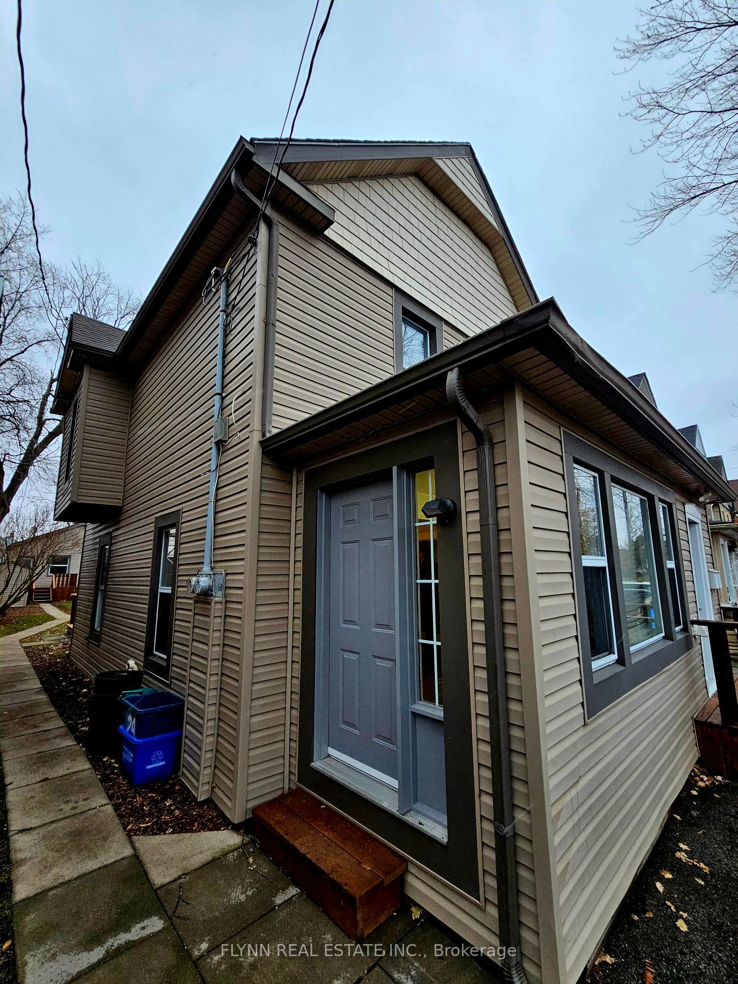 24 Empire Street, Welland, ON L3B 2L2 photo 2