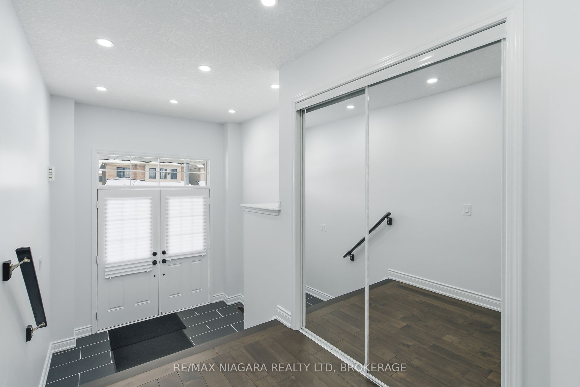 8139 Buckeye Crescent, Niagara Falls, ON L2H 2Y6 photo 4