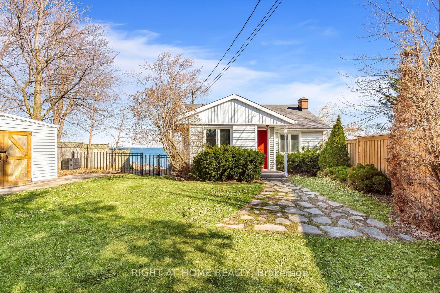 18 1/2 LAKESHORE Drive, Hamilton, ON L8E 5C6