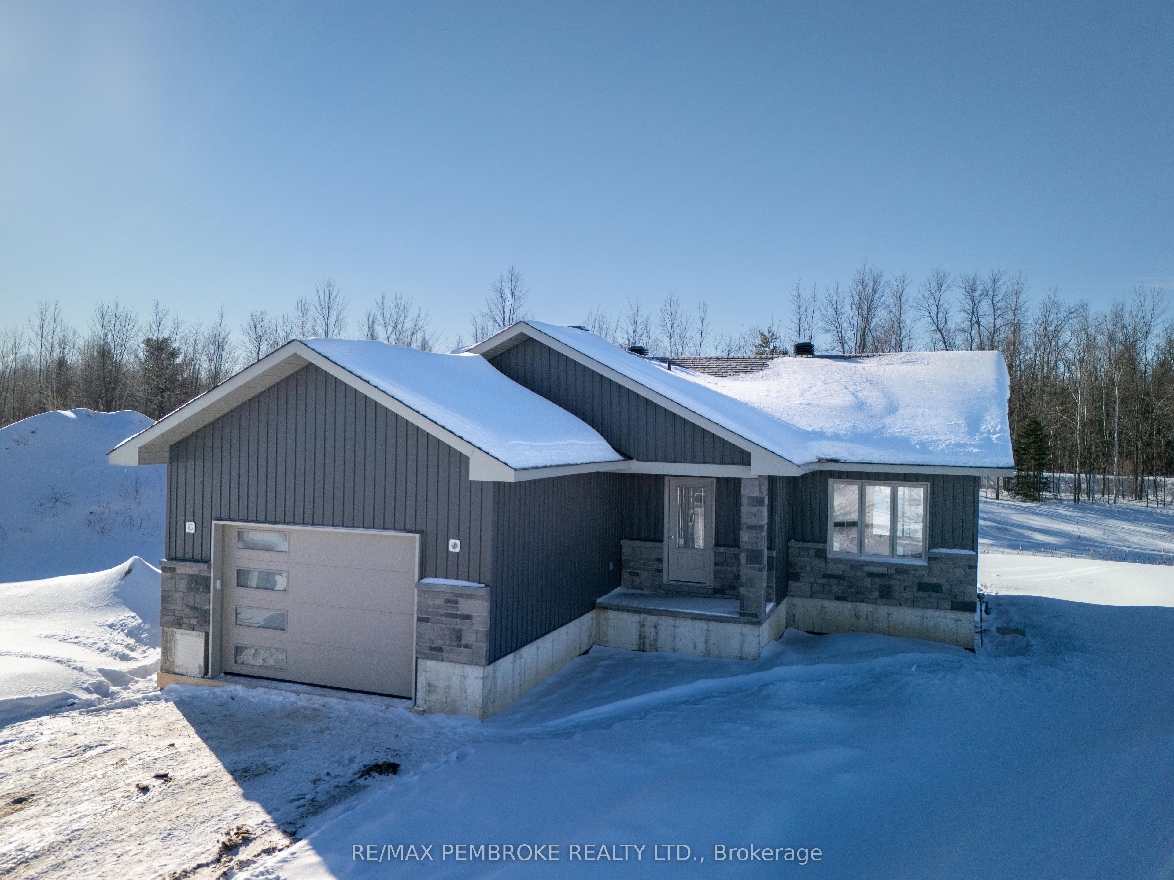 13 Eddy Crescent, Pembroke, ON K8A 0M1 photo 3