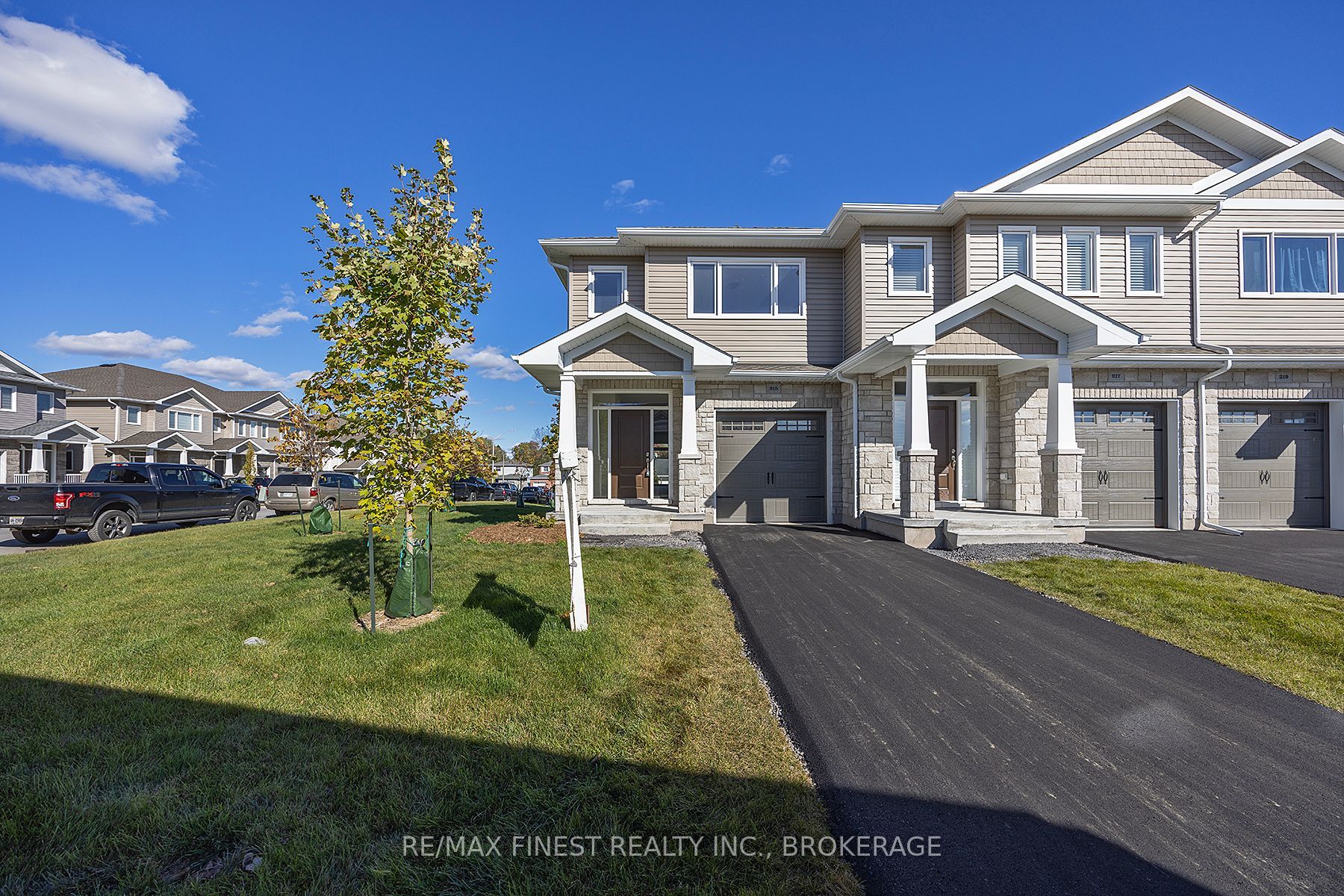 215 HERITAGE PARK Drive, Greater Napanee, ON K7R 3Y1 photo 2