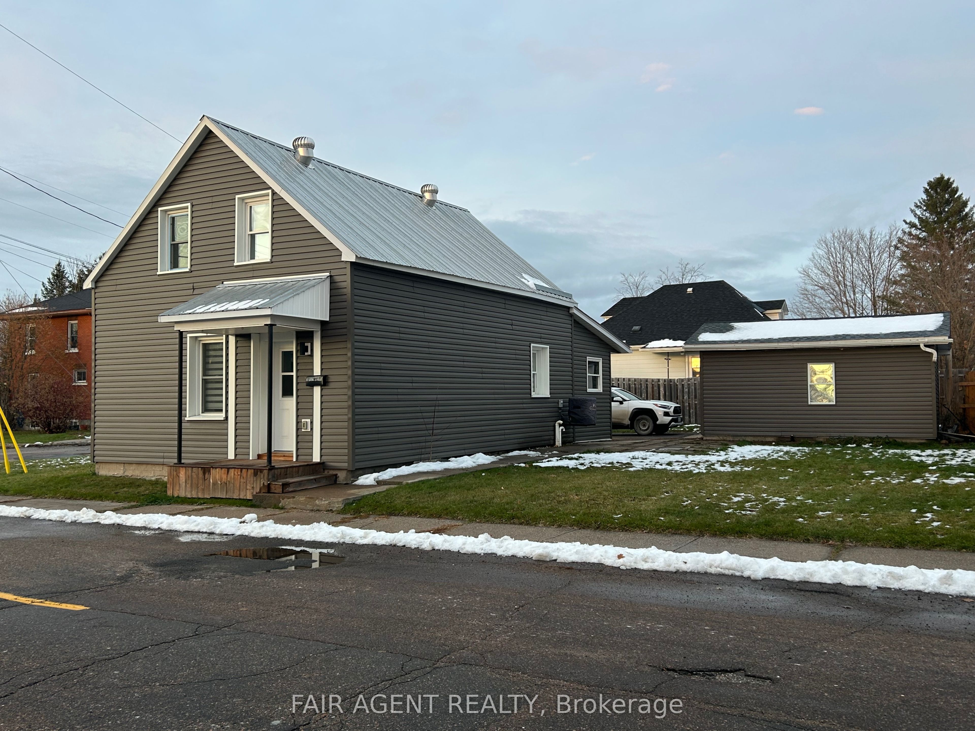 81 BANK Street S, Renfrew, ON K7V 2E7