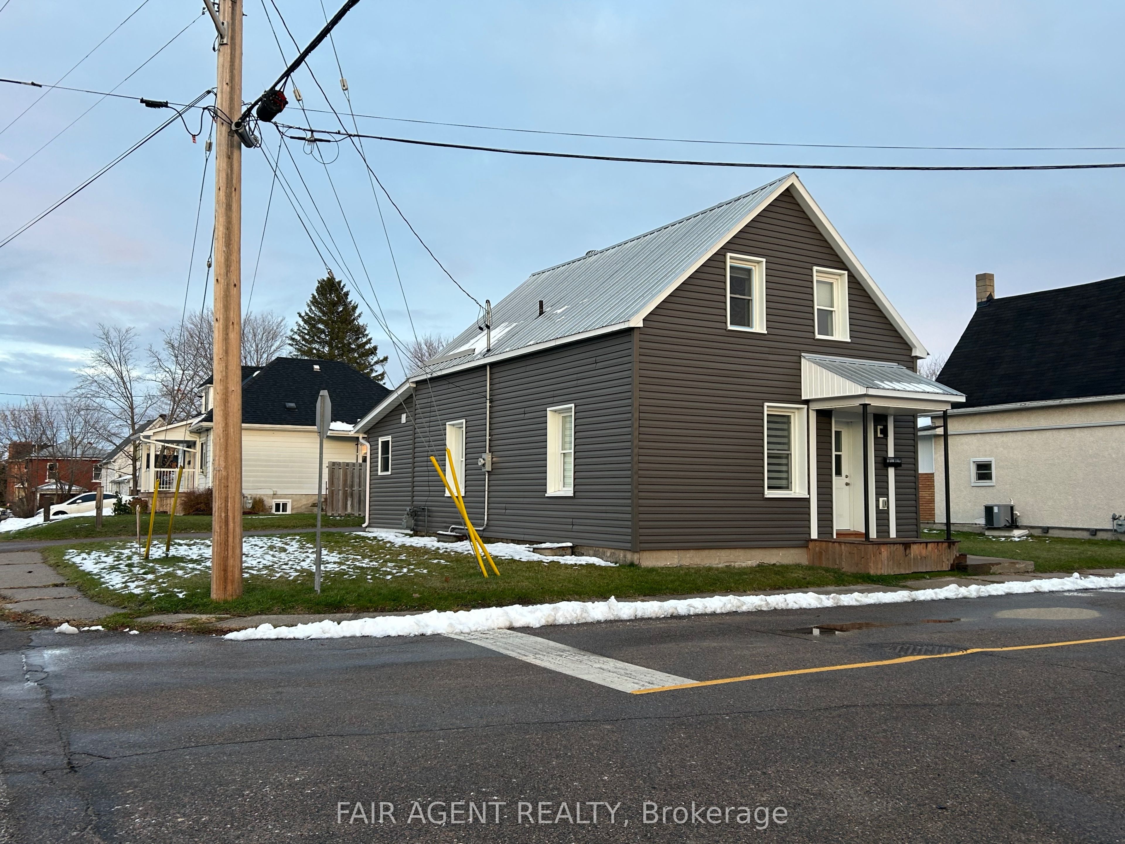 81 BANK Street S, Renfrew, ON K7V 2E7 photo 2