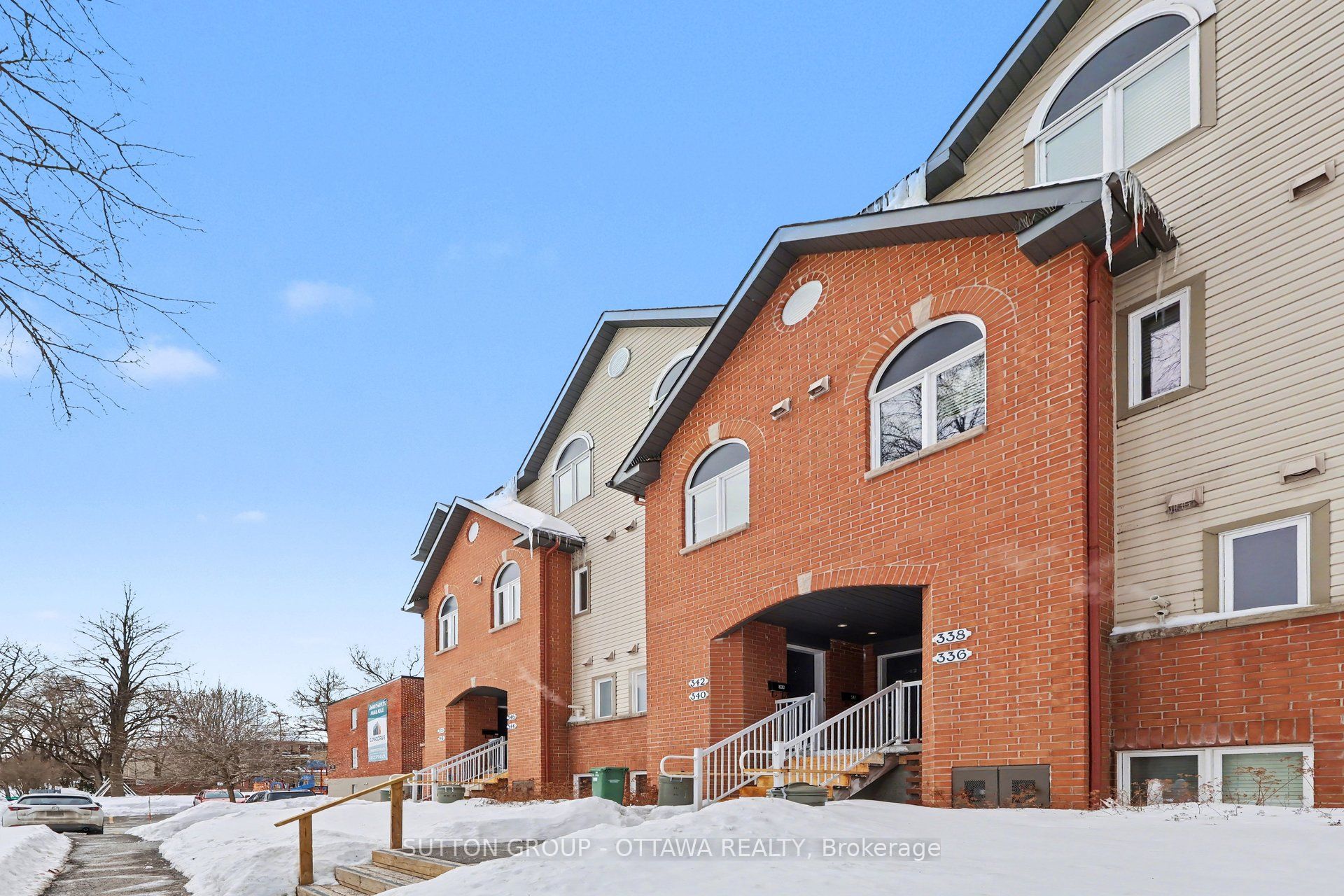 340 London Terrace, Manor Park - Cardinal Glen and Area, ON K1K 2W3 photo 2