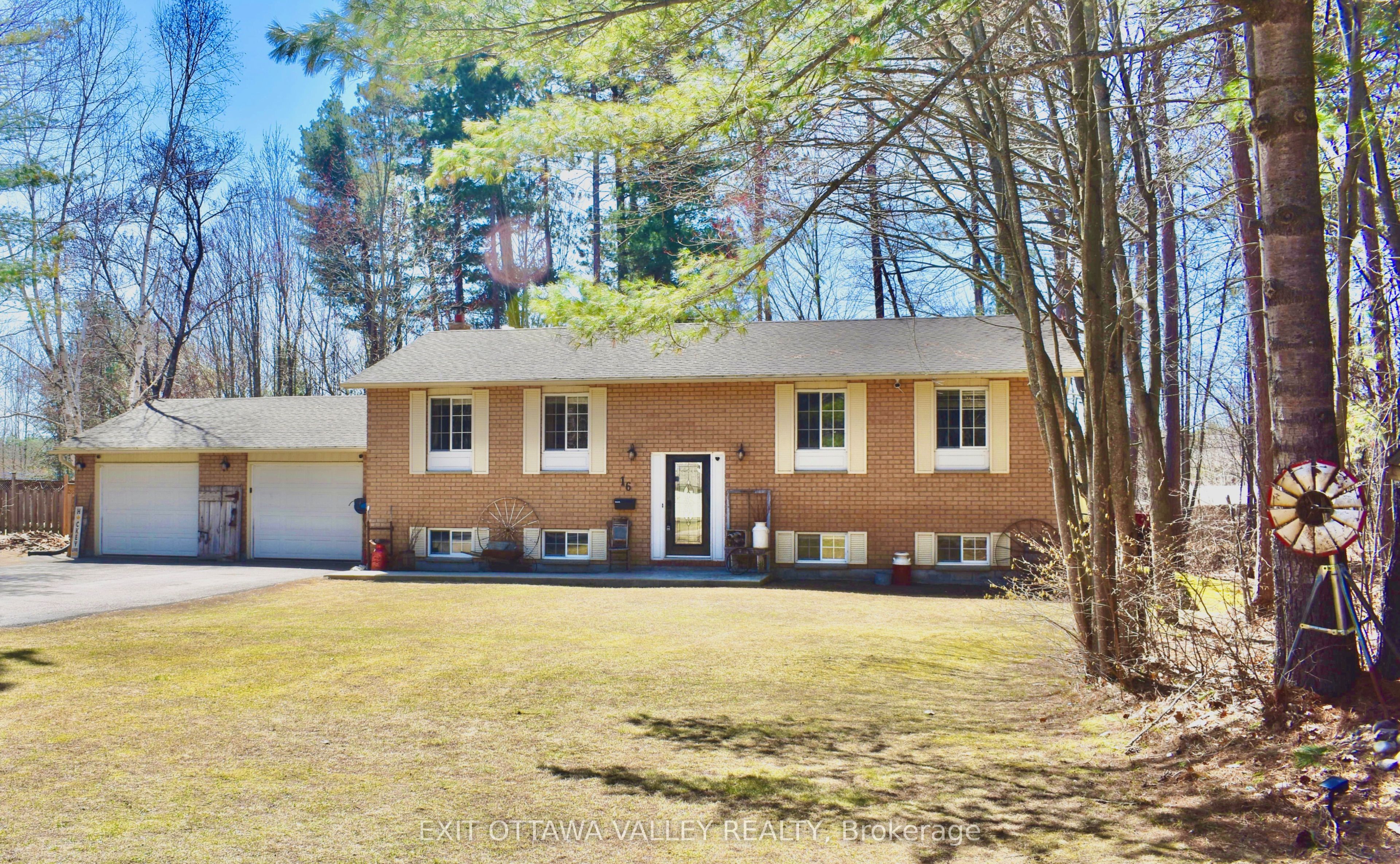 16 Heritage Drive, Petawawa, ON K8H 3J3