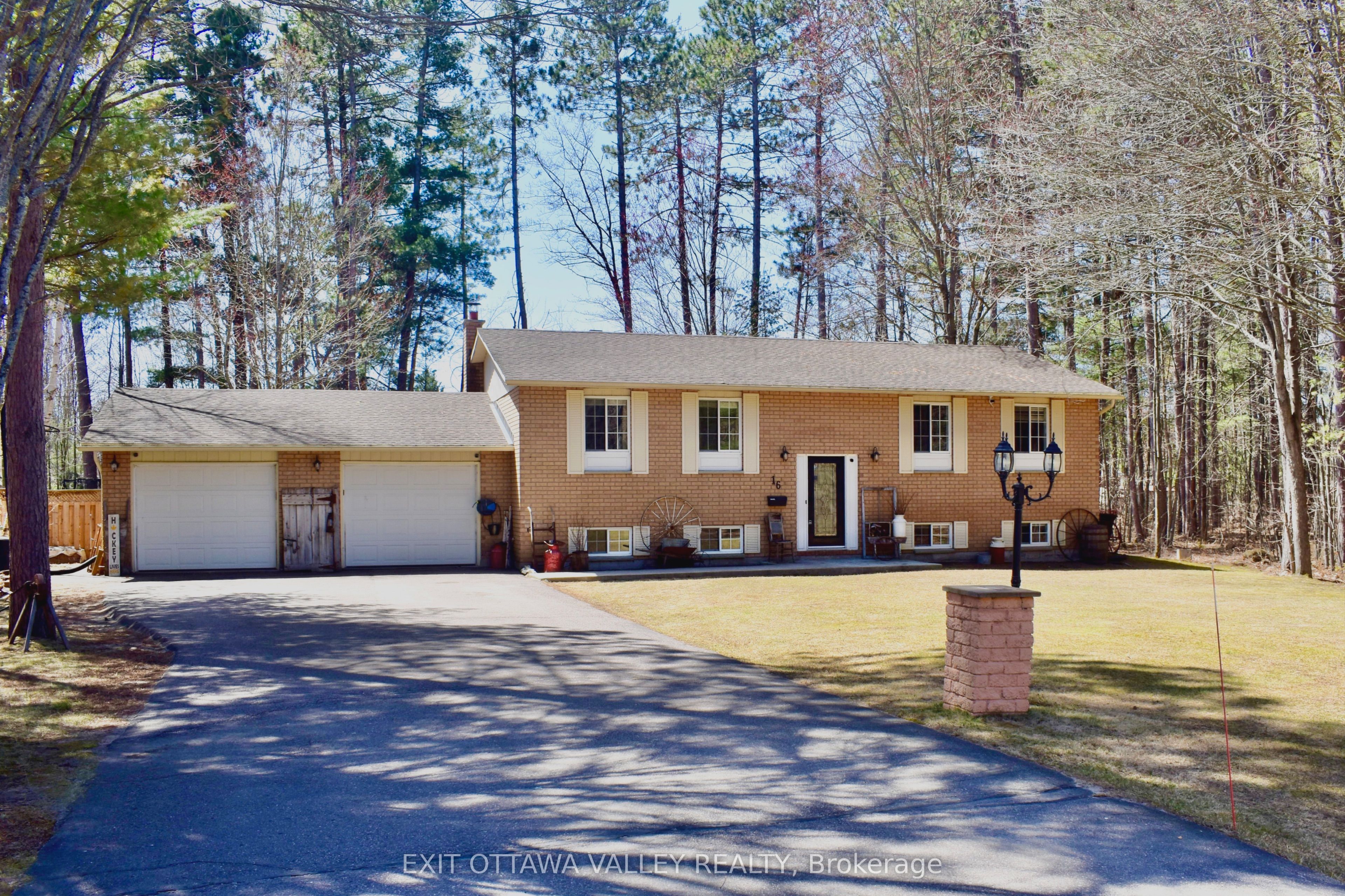 16 Heritage Drive, Petawawa, ON K8H 3J3 photo 2