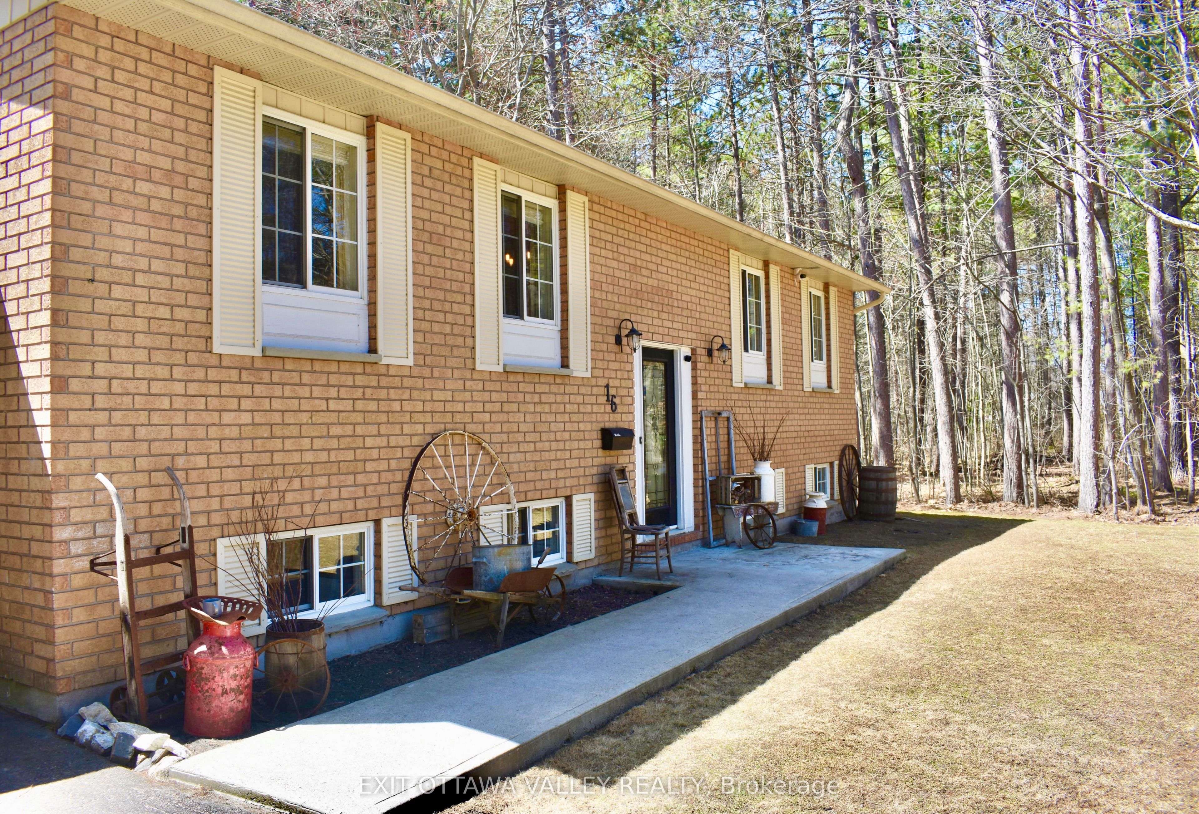 16 Heritage Drive, Petawawa, ON K8H 3J3 photo 3