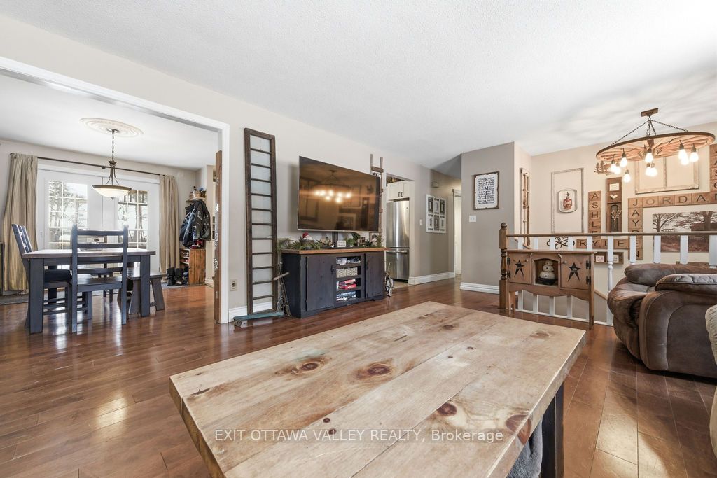 16 Heritage Drive, Petawawa, ON K8H 3J3 photo 4