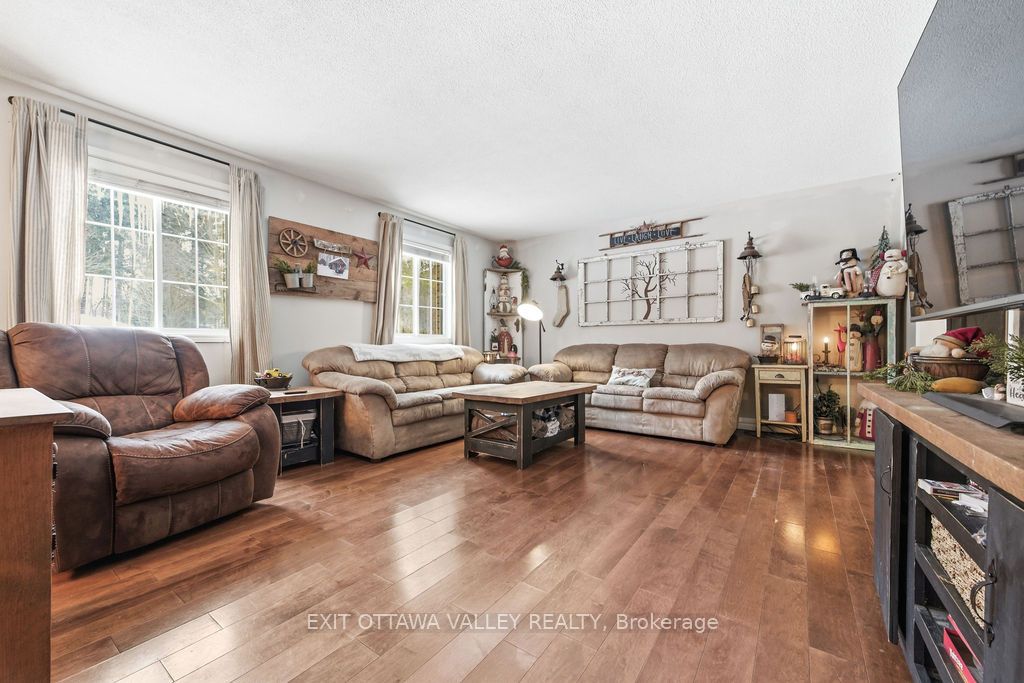 16 Heritage Drive, Petawawa, ON K8H 3J3 photo 5