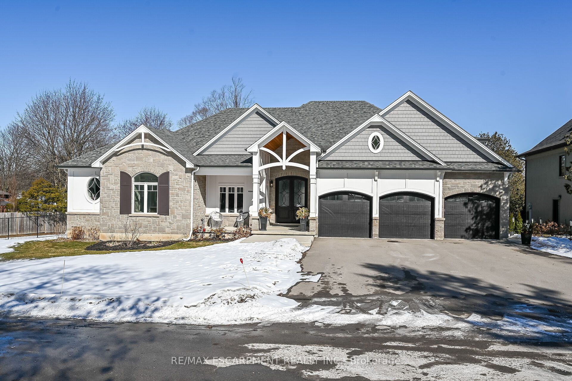 747 Vernon Place, Hamilton, ON L9G 3H4 photo 2