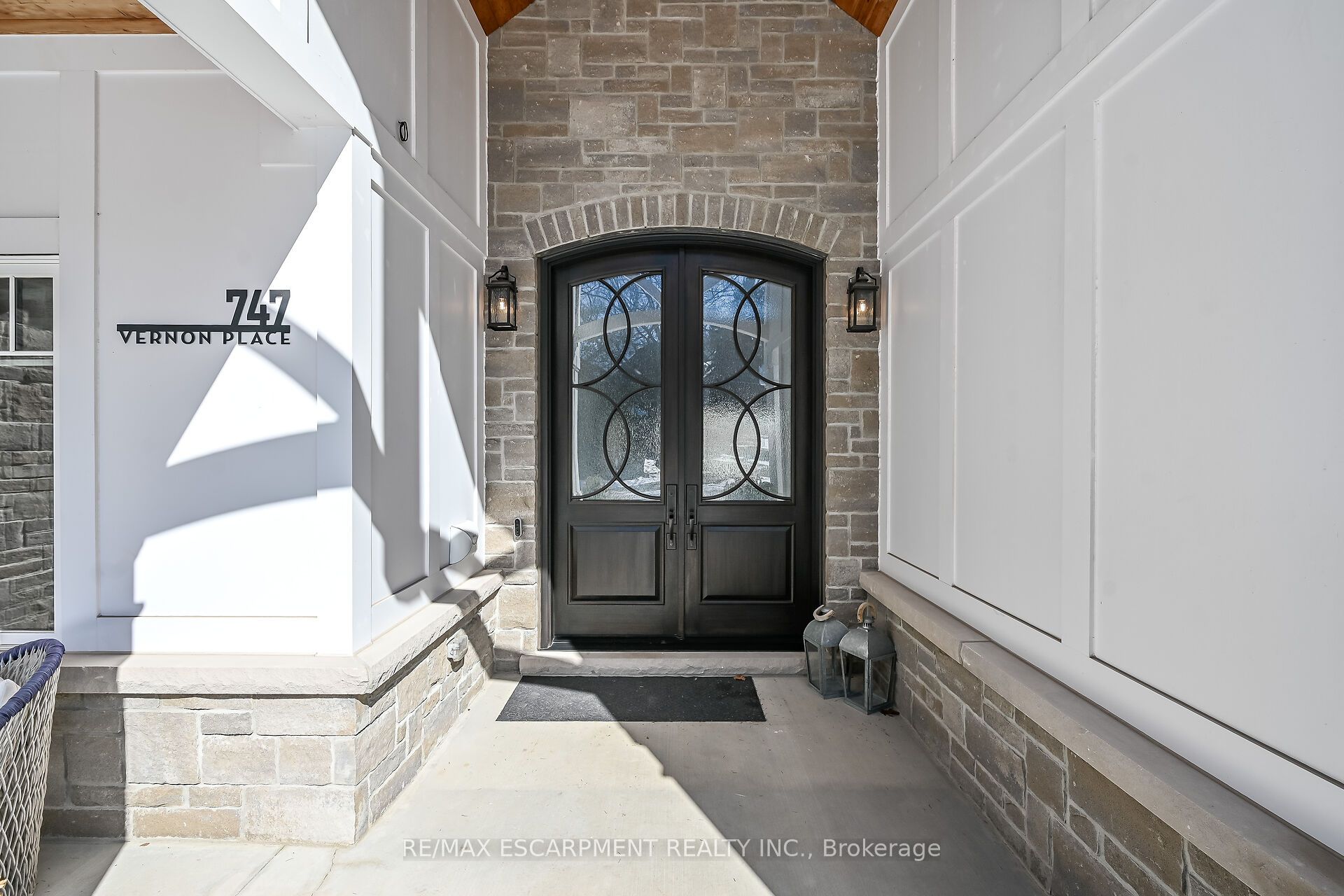 747 Vernon Place, Hamilton, ON L9G 3H4 photo 3