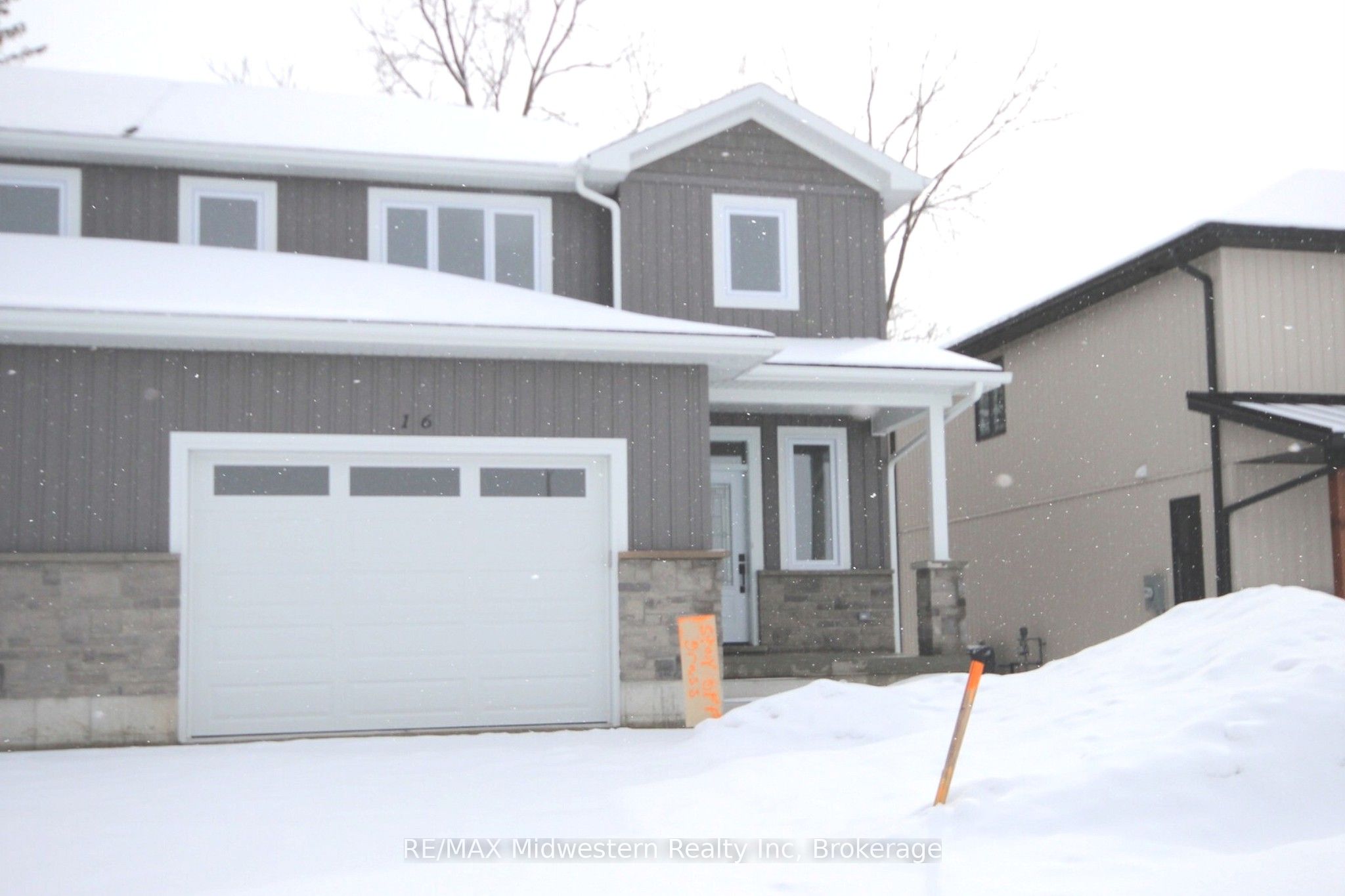 16 Roberts Street N, Huron East, ON N0G 1B0 photo 2