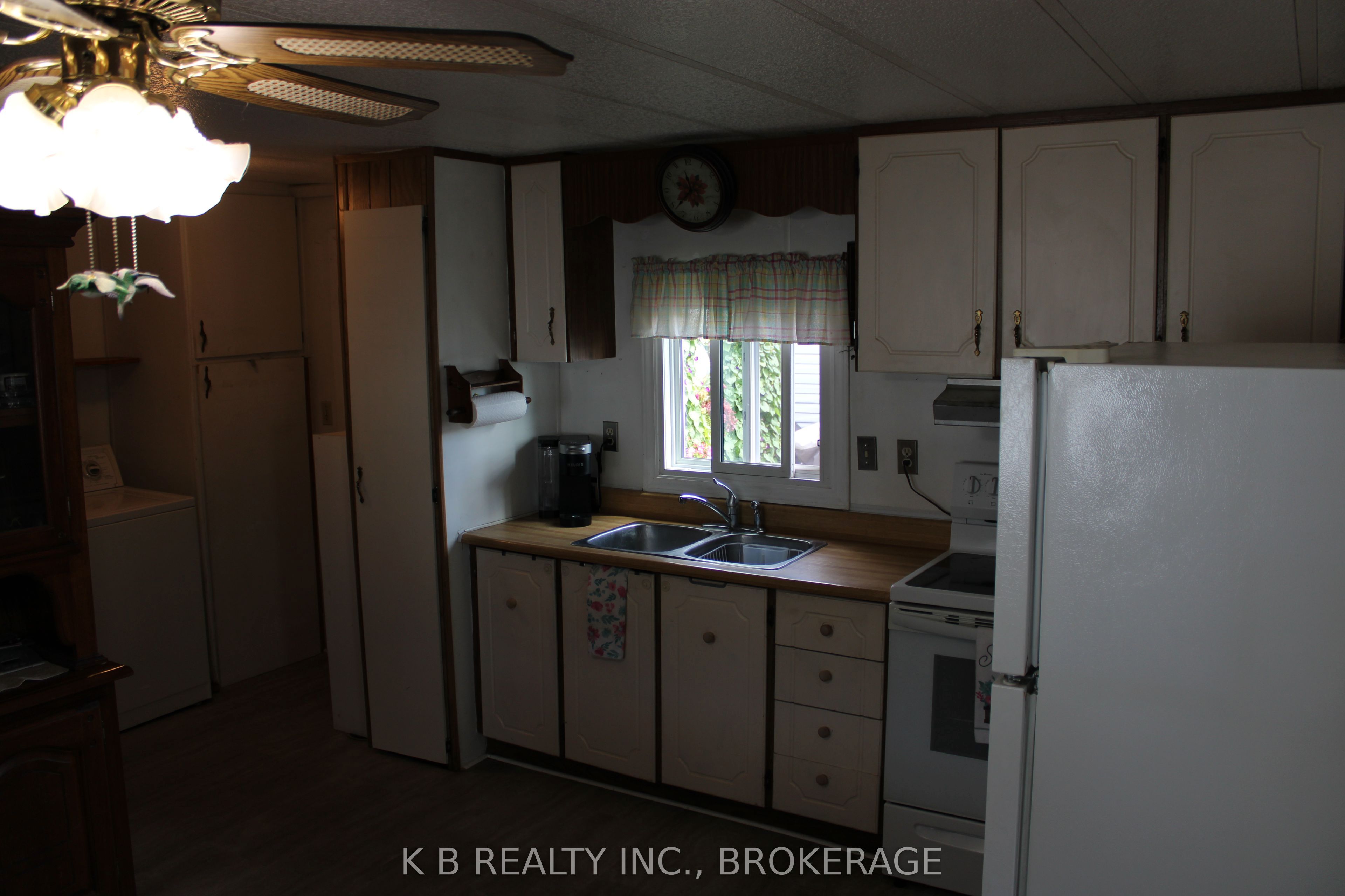 6 Cedar Street W, Greater Napanee, ON K7R 3L1 photo 2