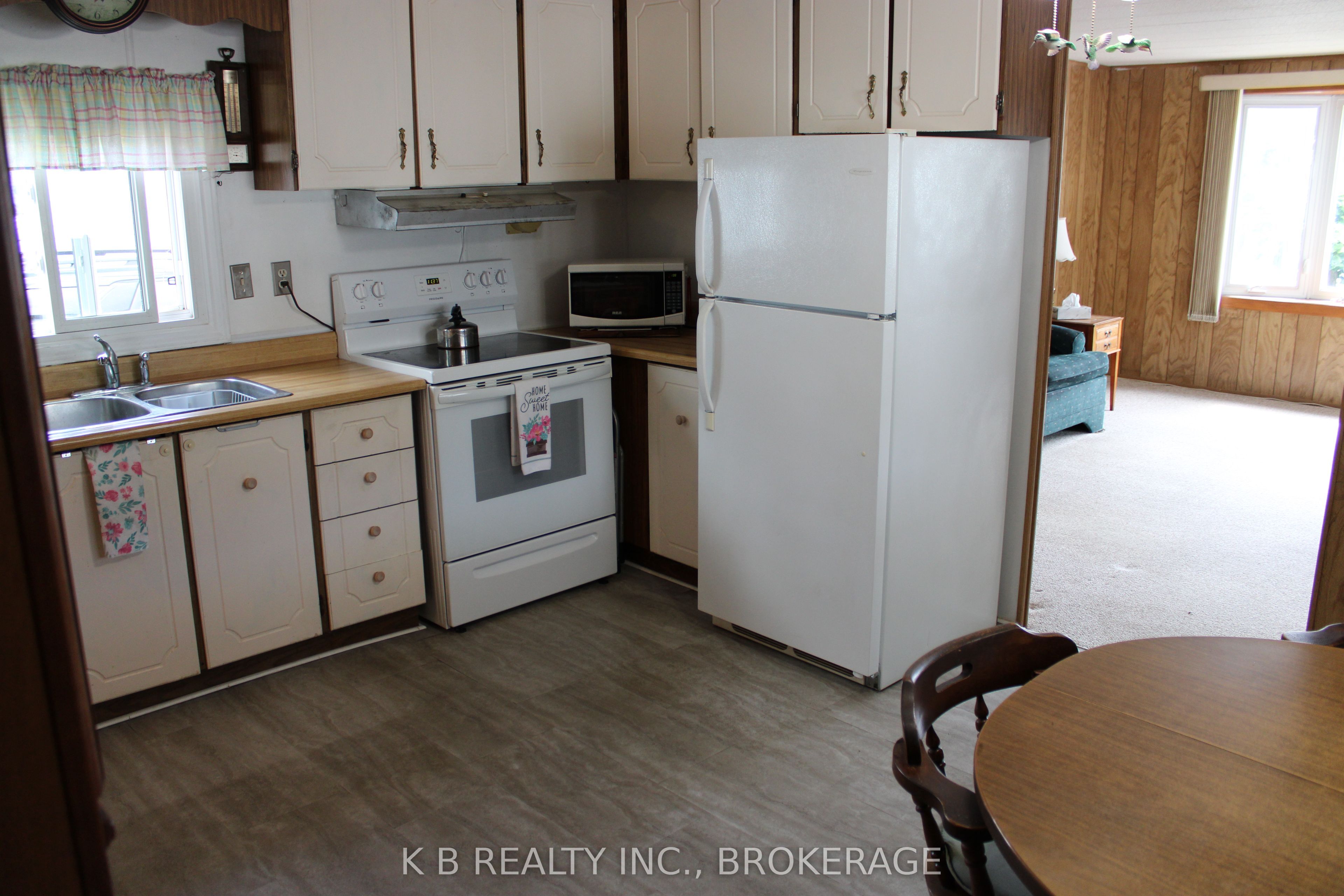 6 Cedar Street W, Greater Napanee, ON K7R 3L1 photo 3