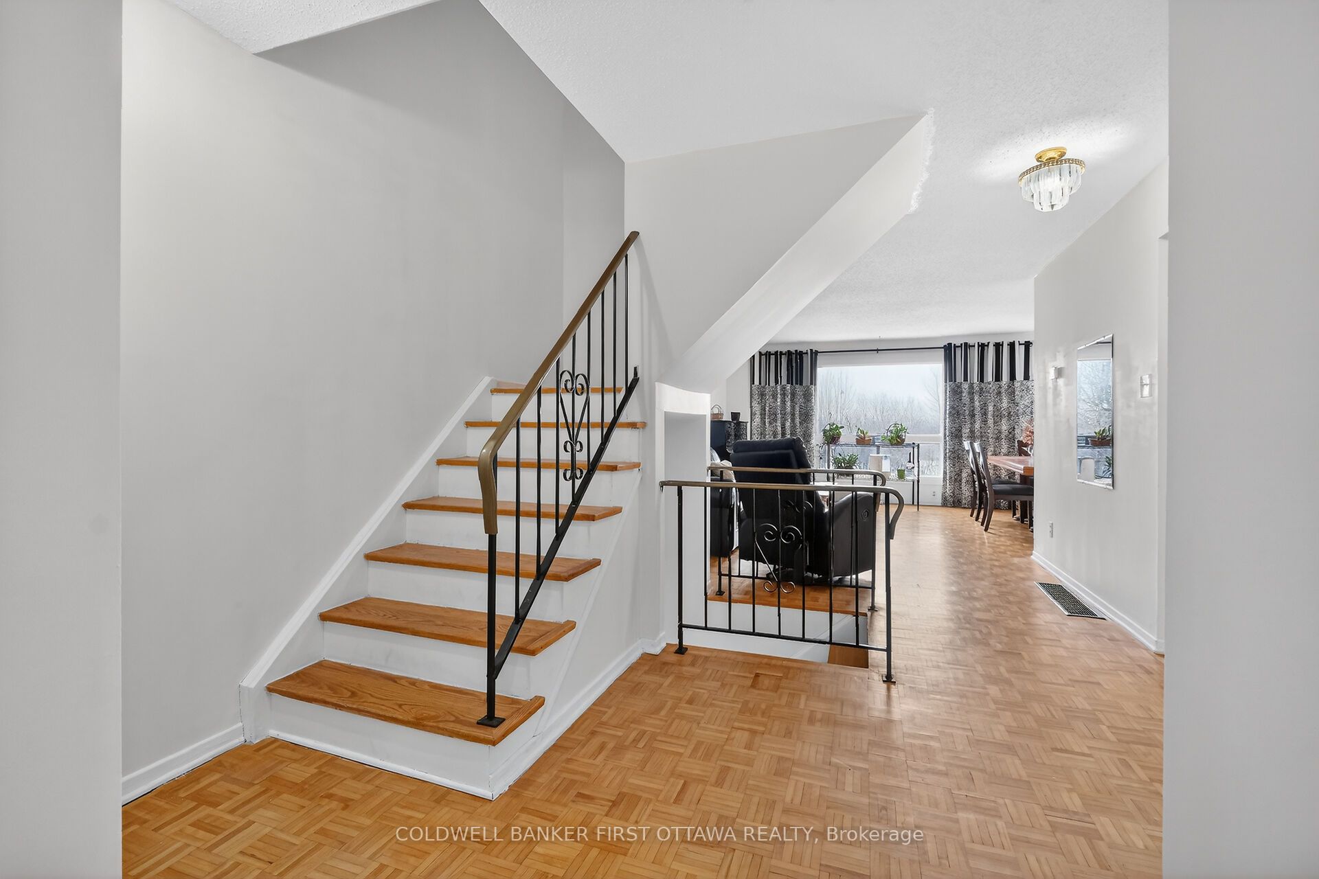 300 Stone Quarry Private S, Overbrook - Castleheights and Area, ON K1K 3Y2 photo 4