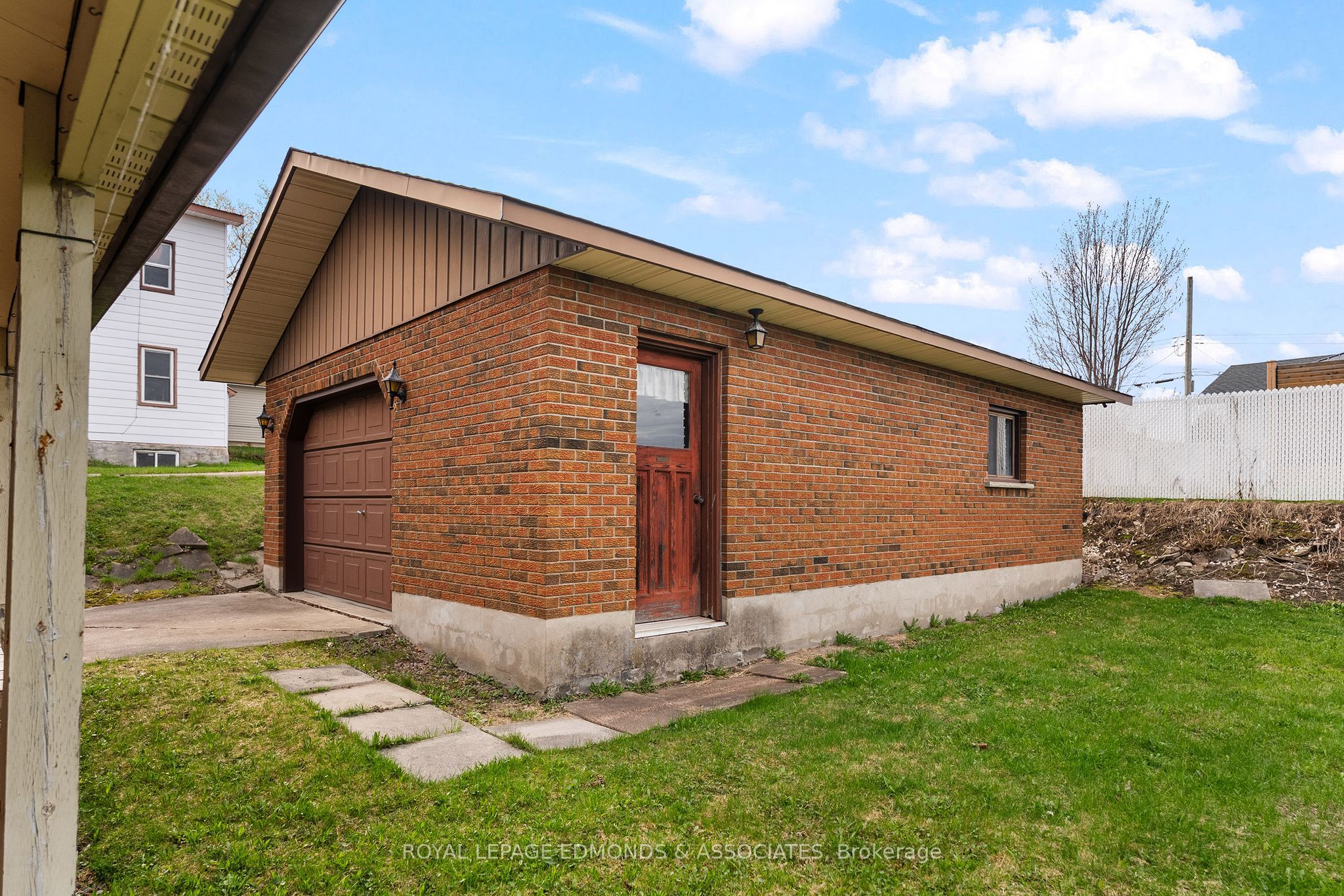 90 Deacon Street, Pembroke, ON K8A 2J4 photo 2