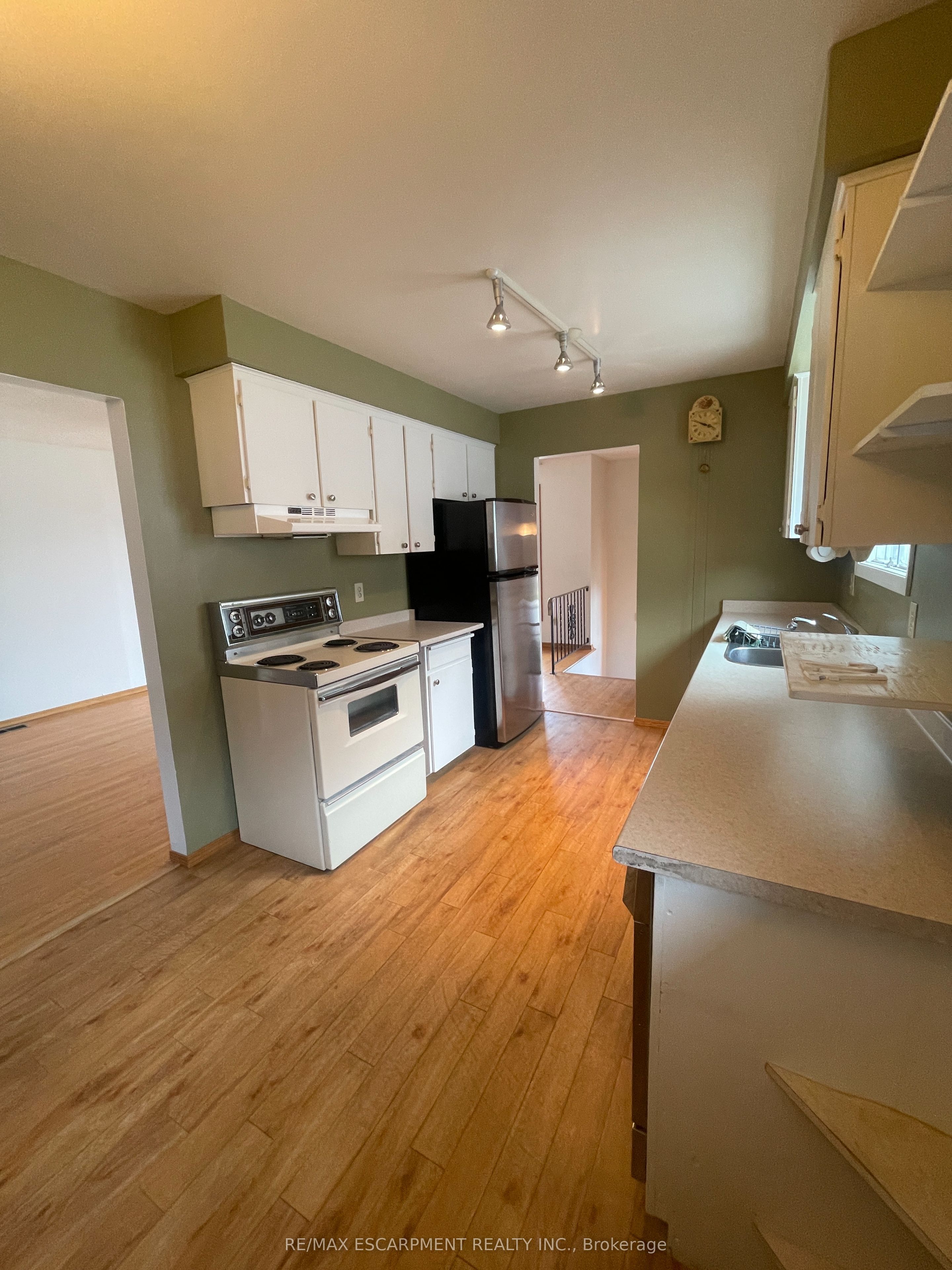24 Yeoville Court, Hamilton, ON L9C 5W5 photo 5