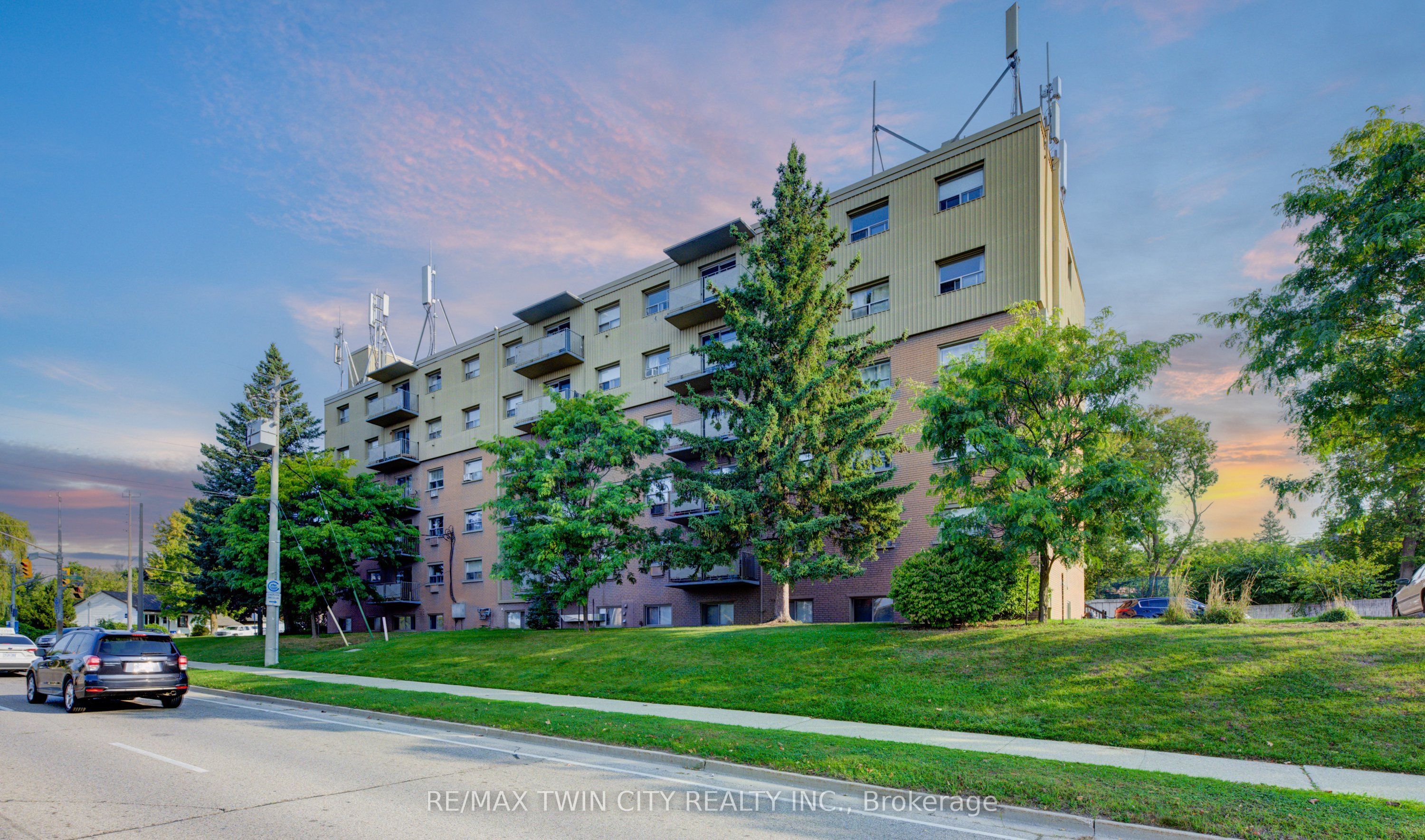 283 Fairway Road N 201, Kitchener, ON N2A 2P1 photo 2