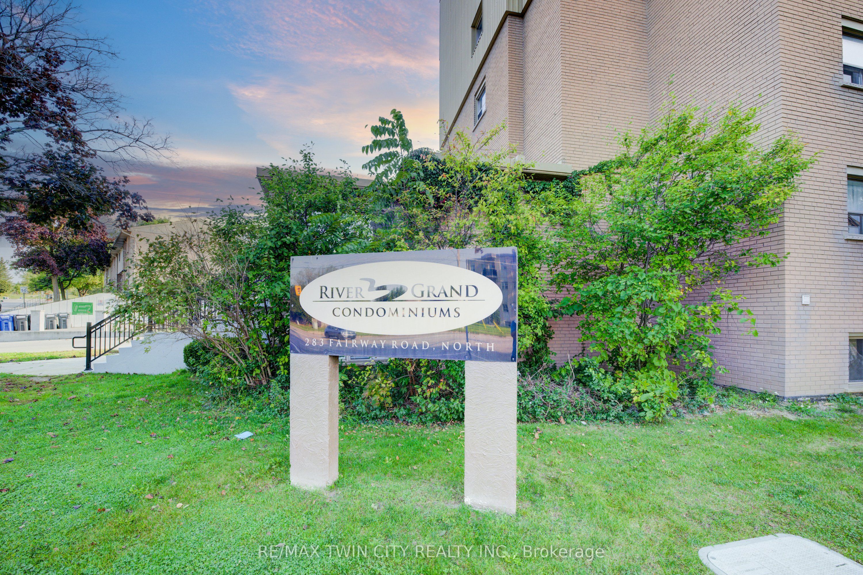 283 Fairway Road N 201, Kitchener, ON N2A 2P1 photo 3