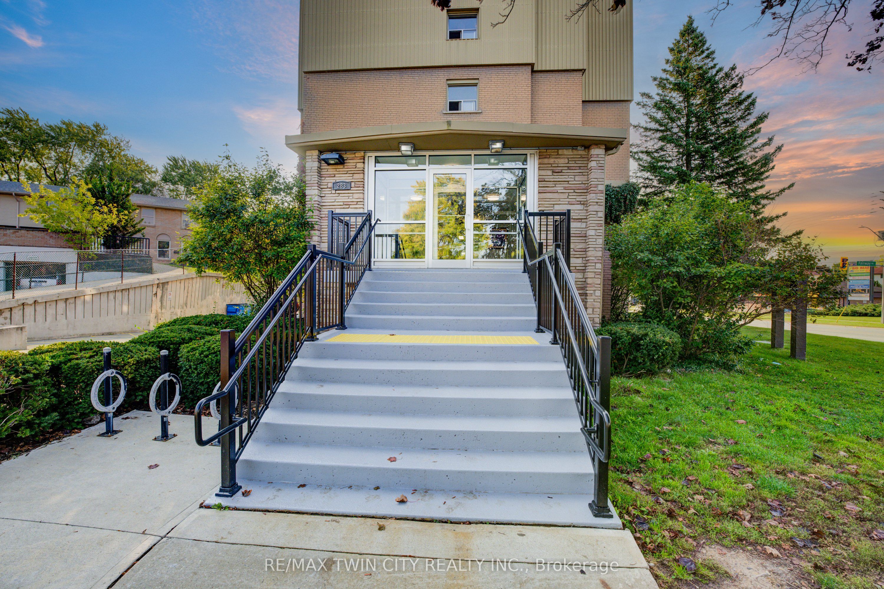 283 Fairway Road N 201, Kitchener, ON N2A 2P1 photo 4