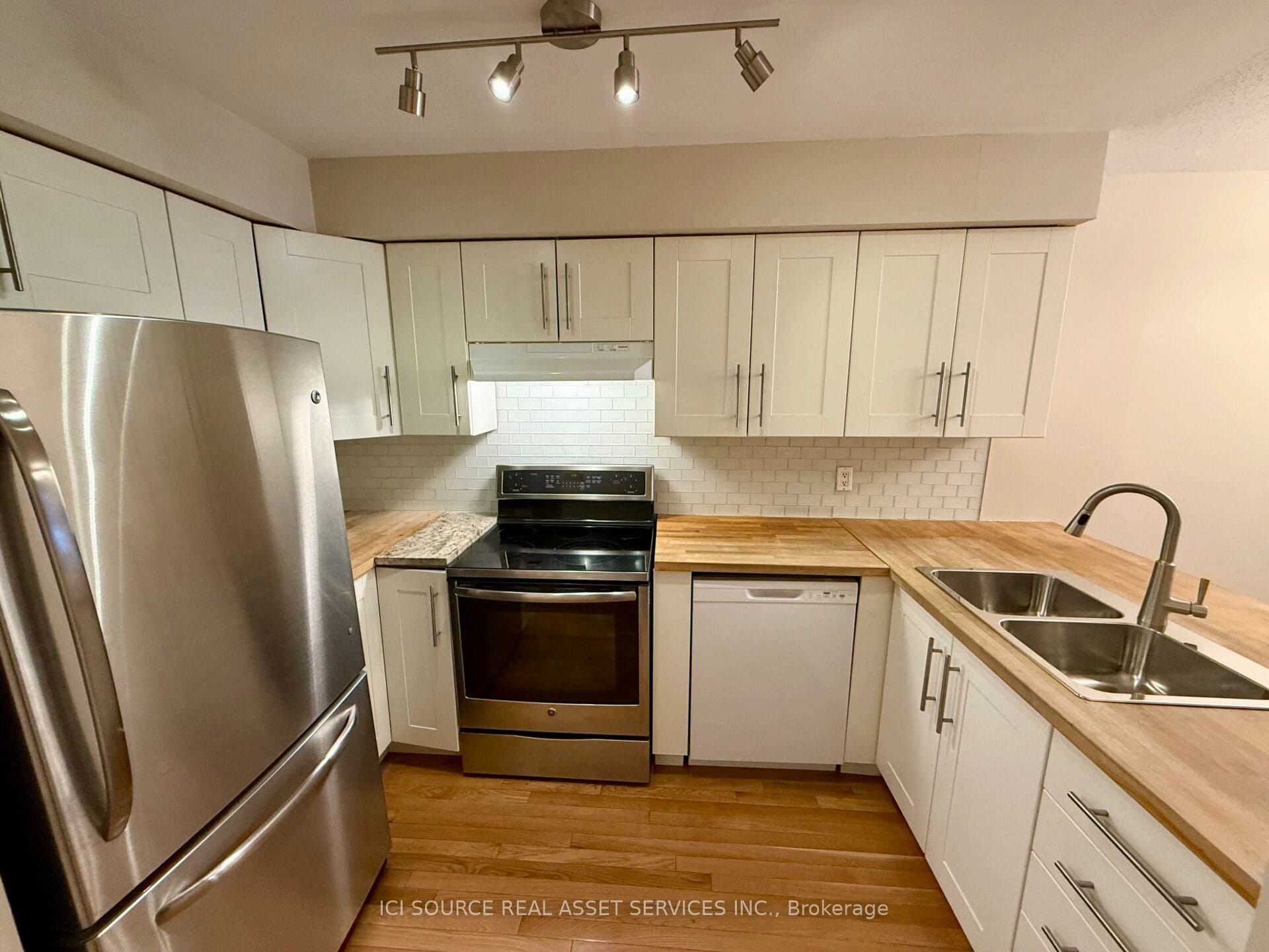 8 Blue Moon Private, Manor Park - Cardinal Glen and Area, ON K1K 4K6 photo 2