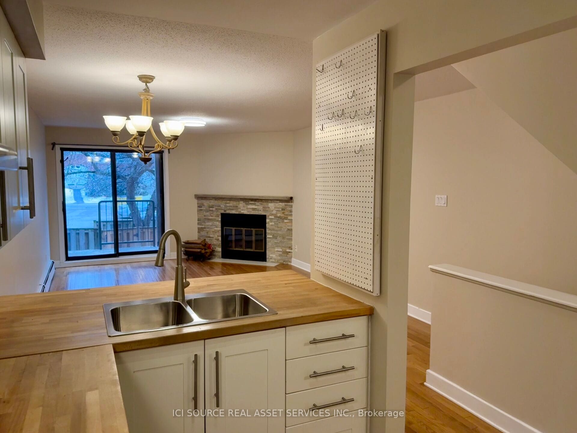8 Blue Moon Private, Manor Park - Cardinal Glen and Area, ON K1K 4K6 photo 3