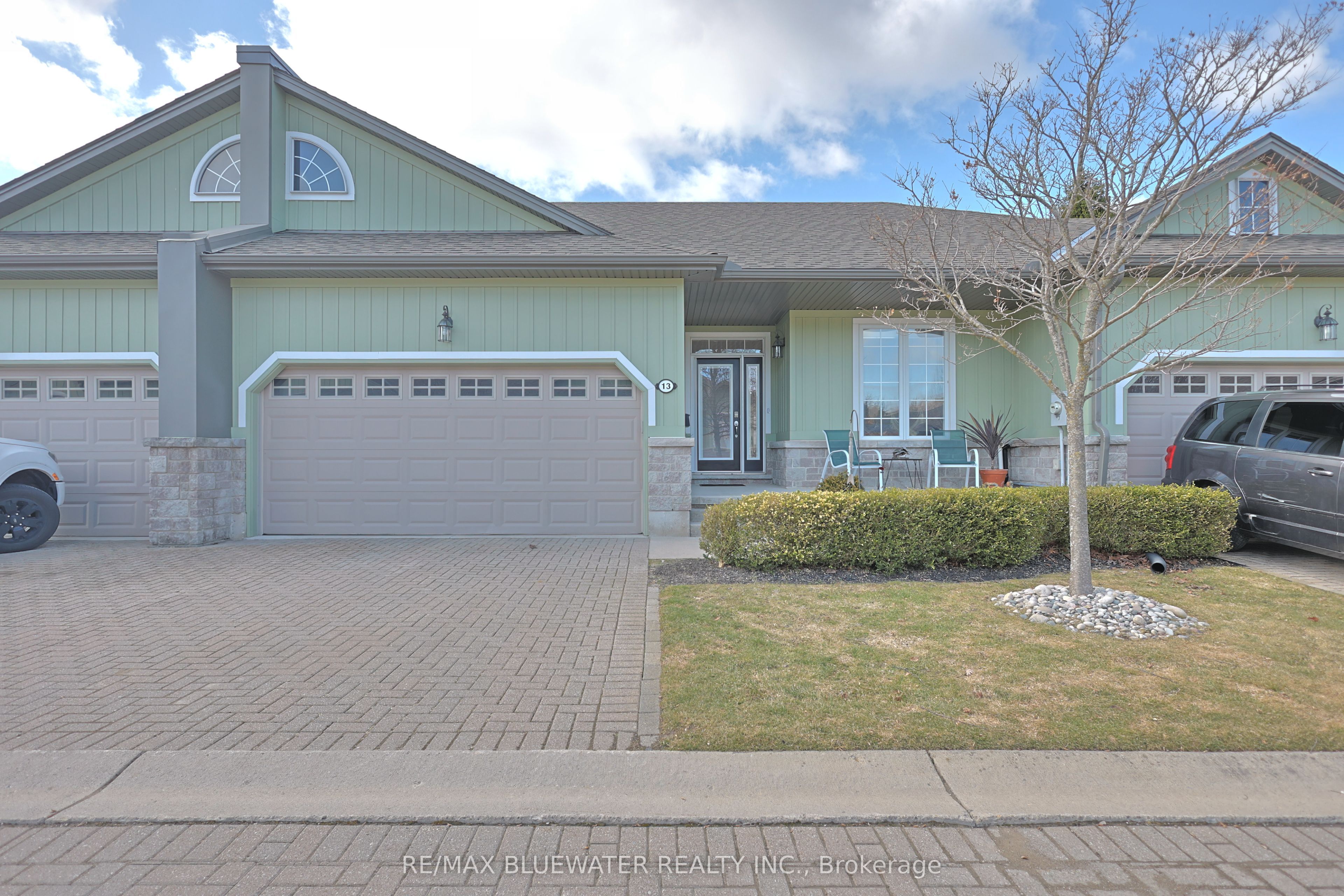 13 Oakwood Links Lane, South Huron, ON N0M 1T0