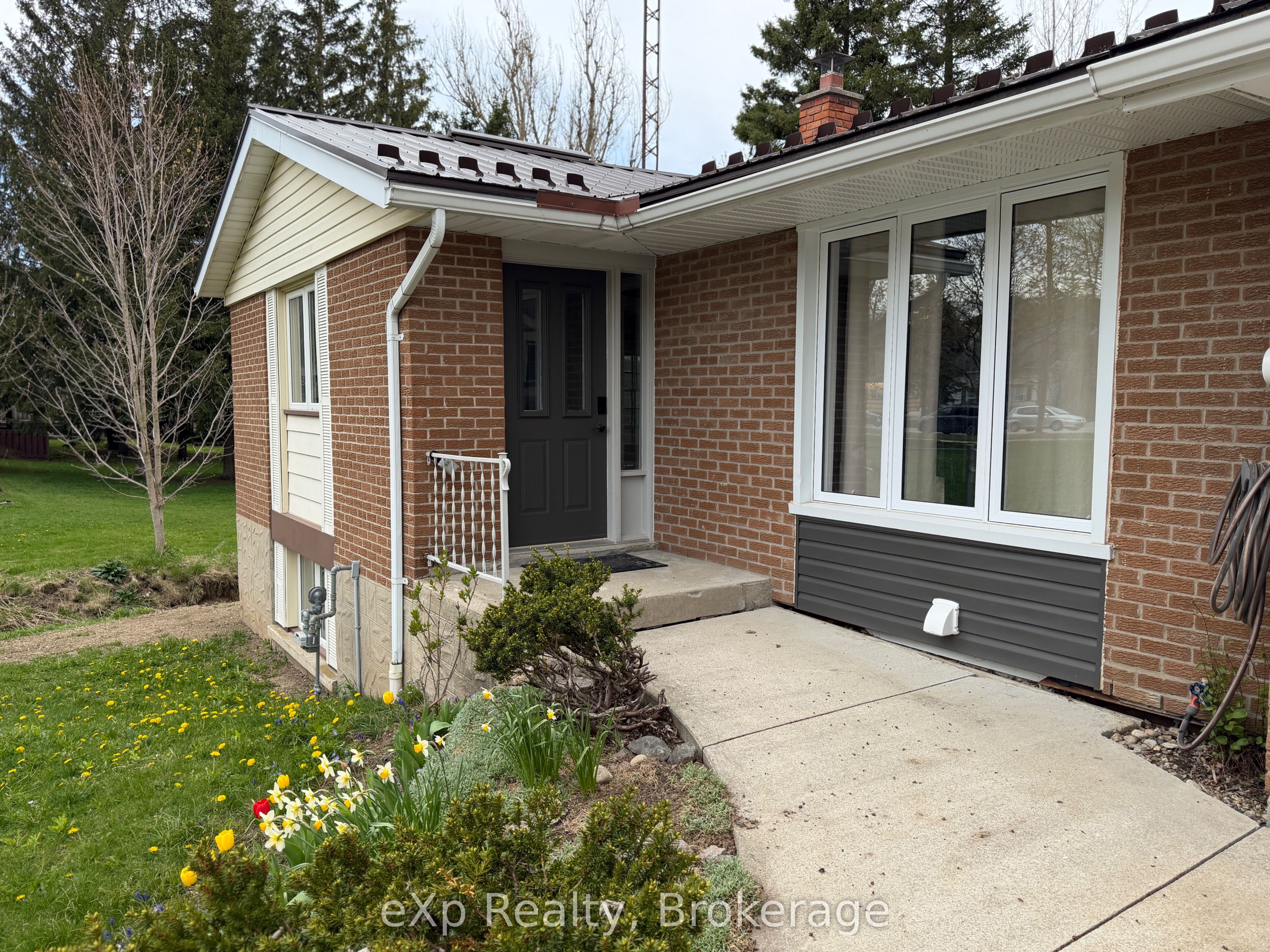 60 Main Street E, Mapleton, ON N0G 1P0 photo 2