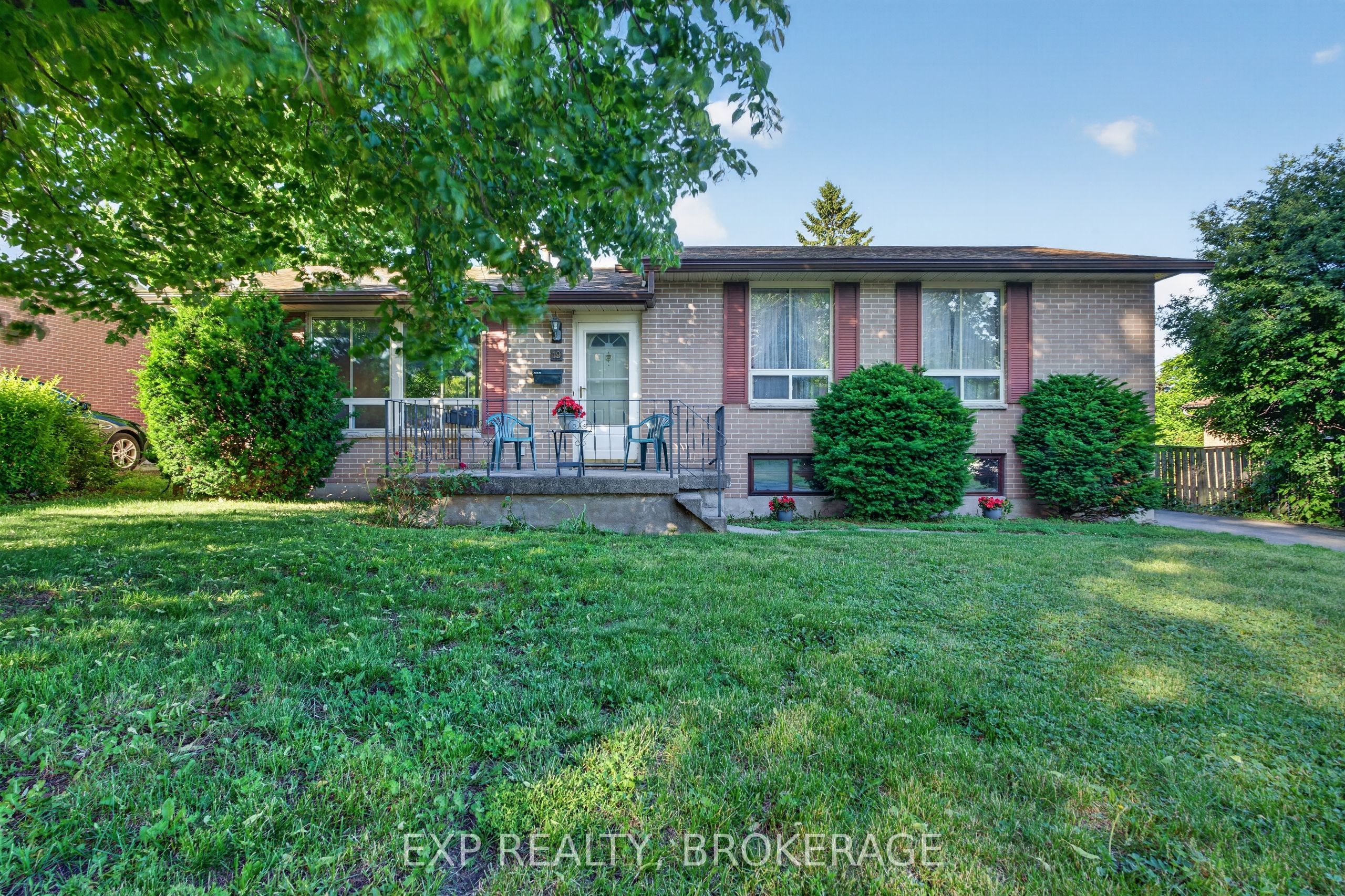 19 CONVAY Crescent, Brockville, ON K6V 5A2 photo 2