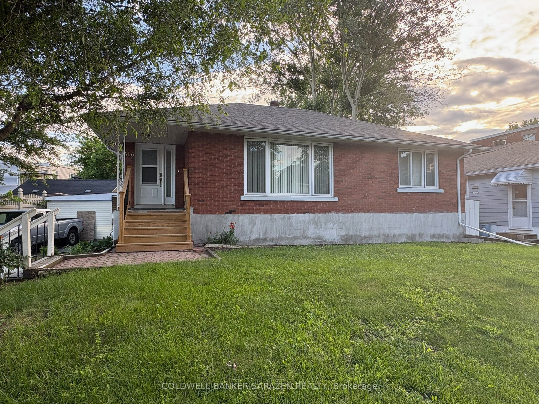 316 Lafontaine Avenue, Vanier and Kingsview Park, ON K1L 6X2 photo 3