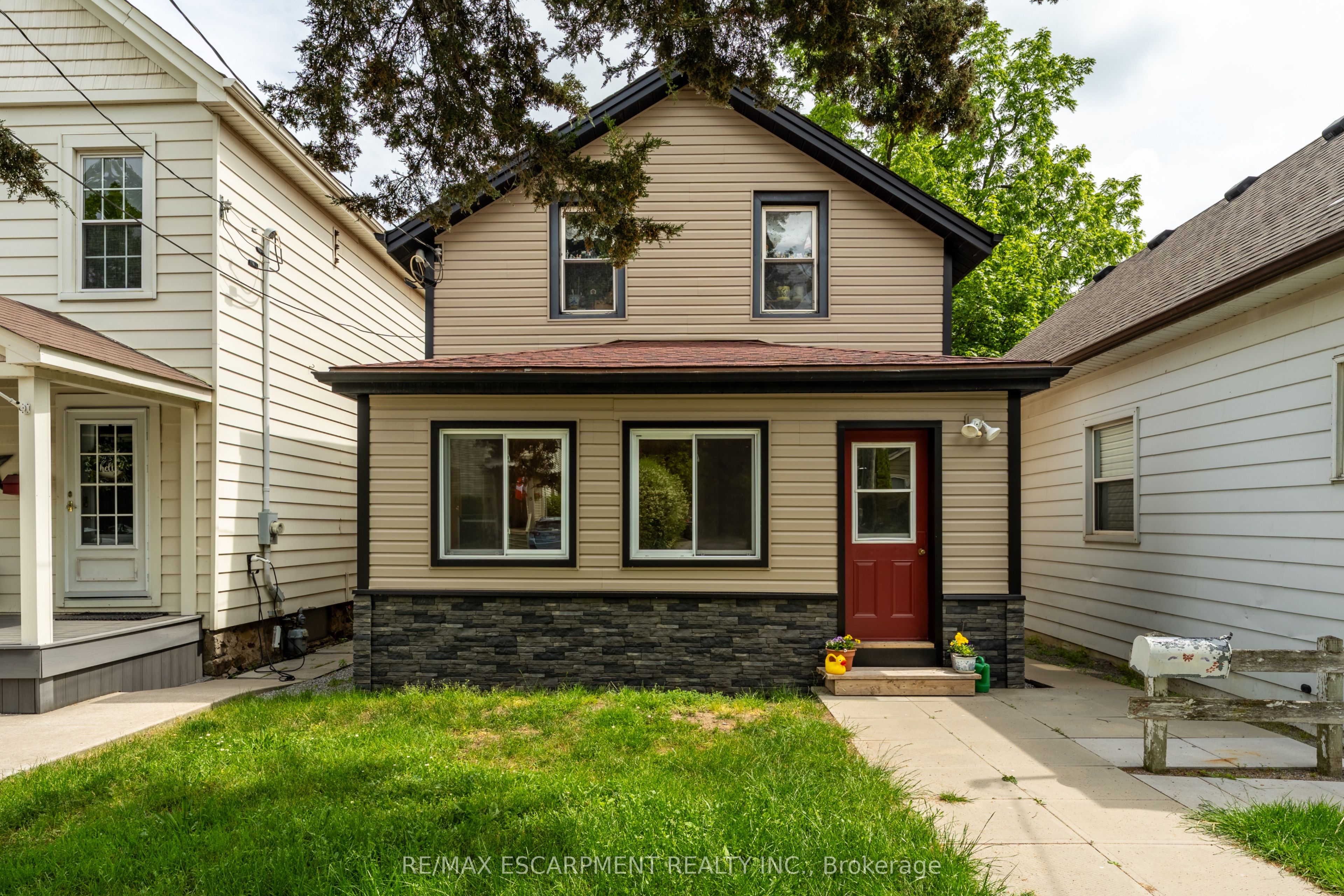 15 Adelaide Street, Grimsby, ON L3M 1X2