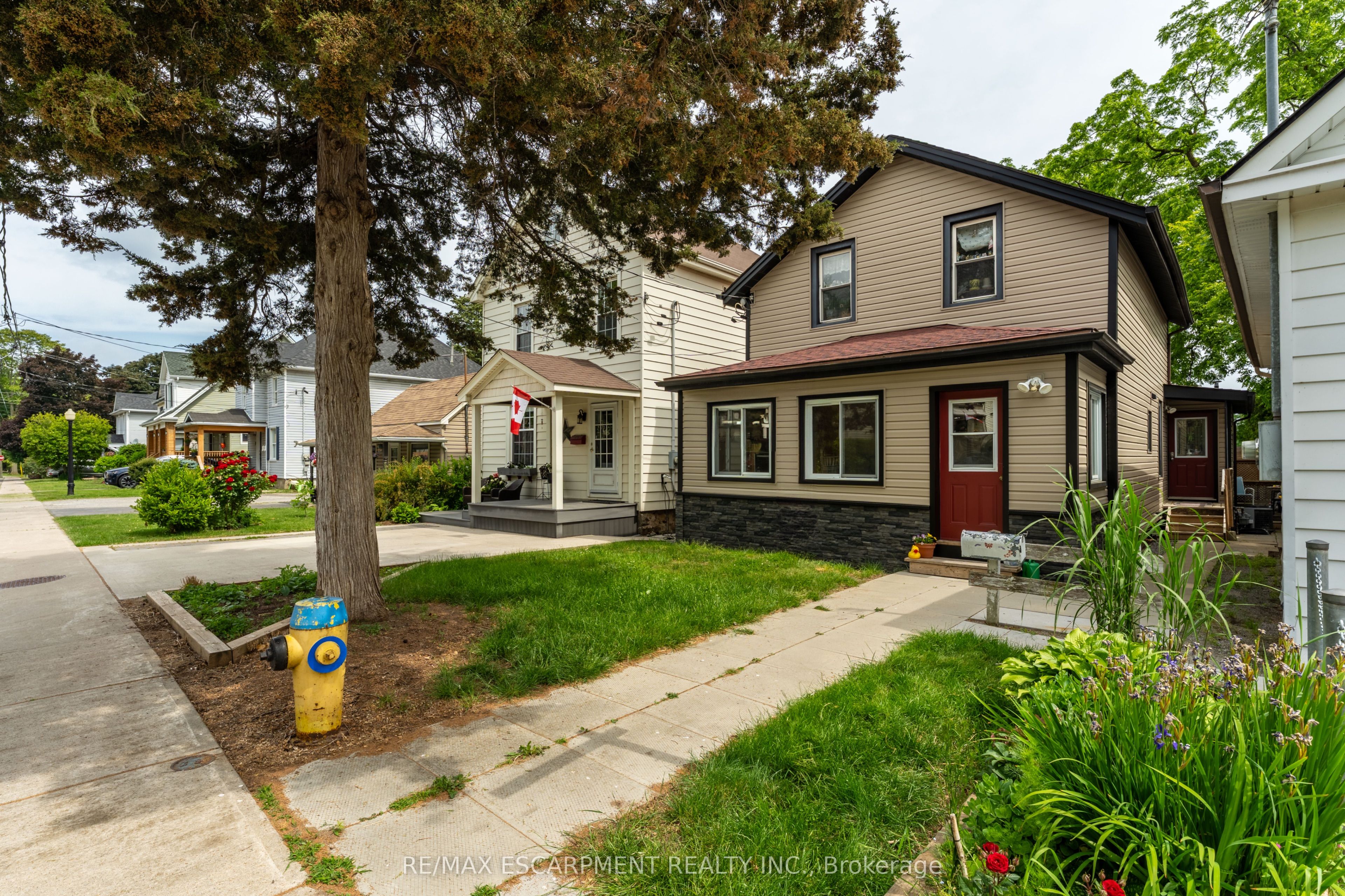 15 Adelaide Street, Grimsby, ON L3M 1X2 photo 2