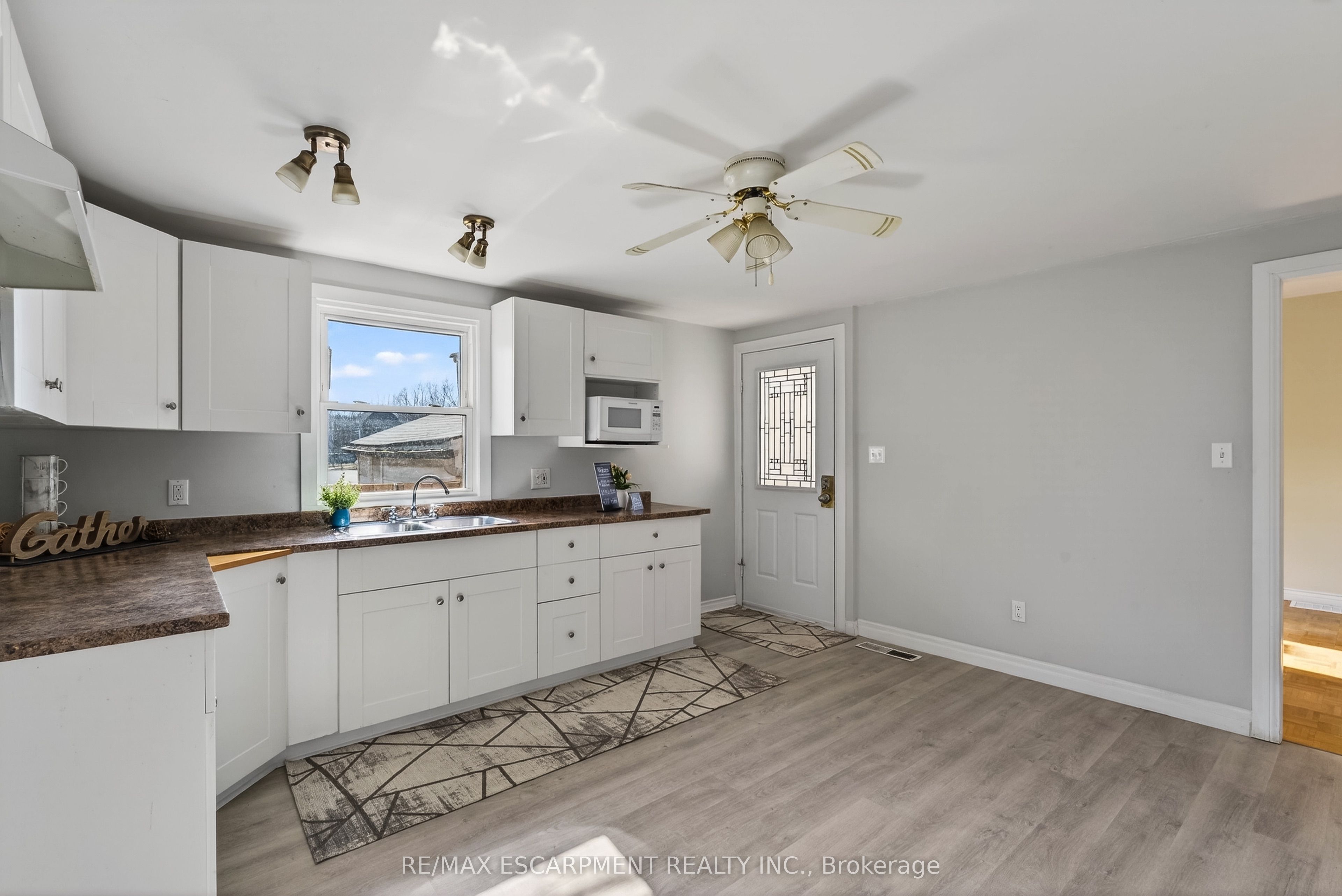15 Adelaide Street, Grimsby, ON L3M 1X2 photo 3