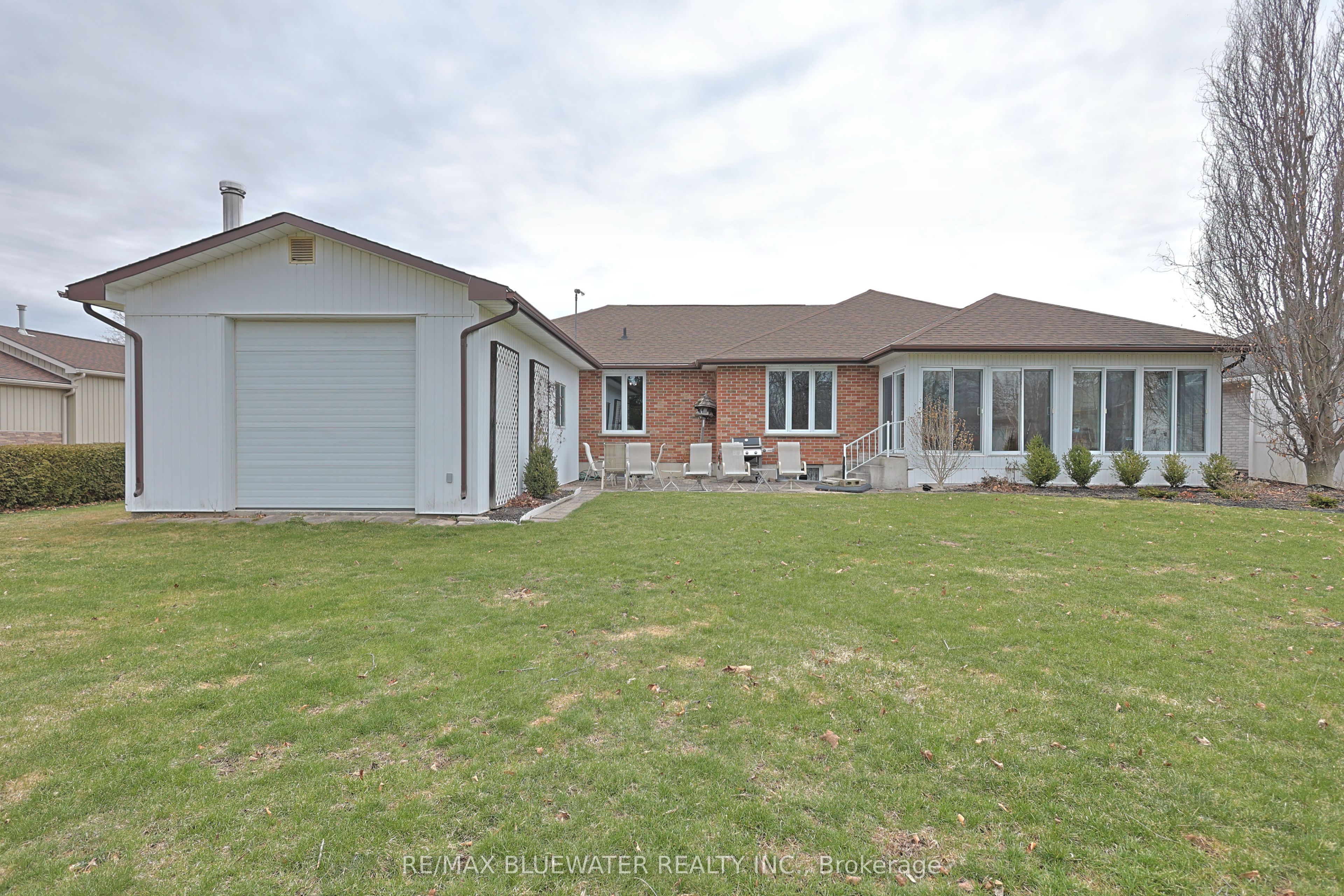365 Station Street, North Middlesex, ON N0M 2K0 photo 2