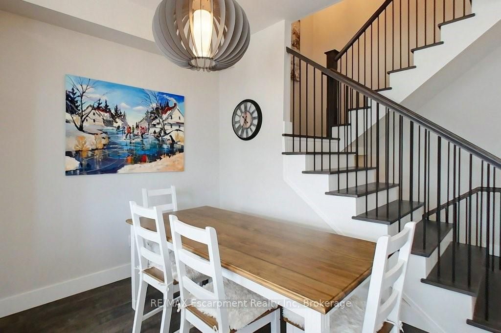 212 Courtland Street, Blue Mountains, ON L9Y 4E4