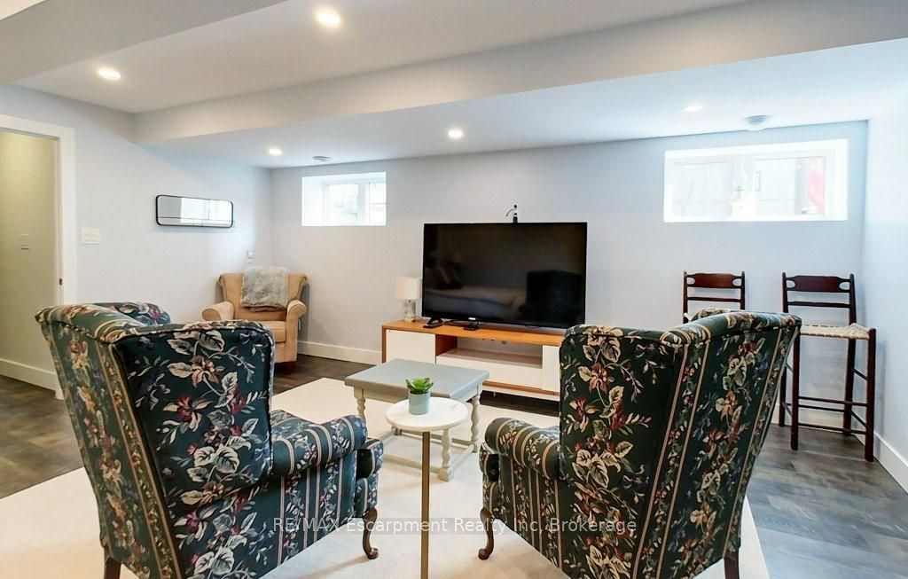 212 Courtland Street, Blue Mountains, ON L9Y 4E4 photo 2