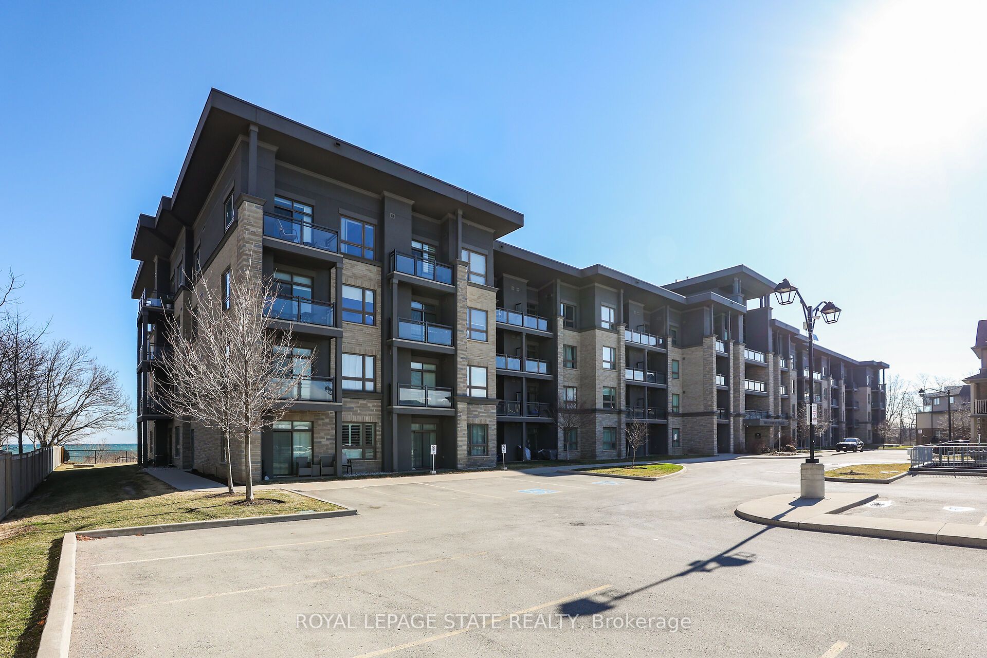 35 Southshore Crescent 327, Hamilton, ON L8E 0J2 photo 2