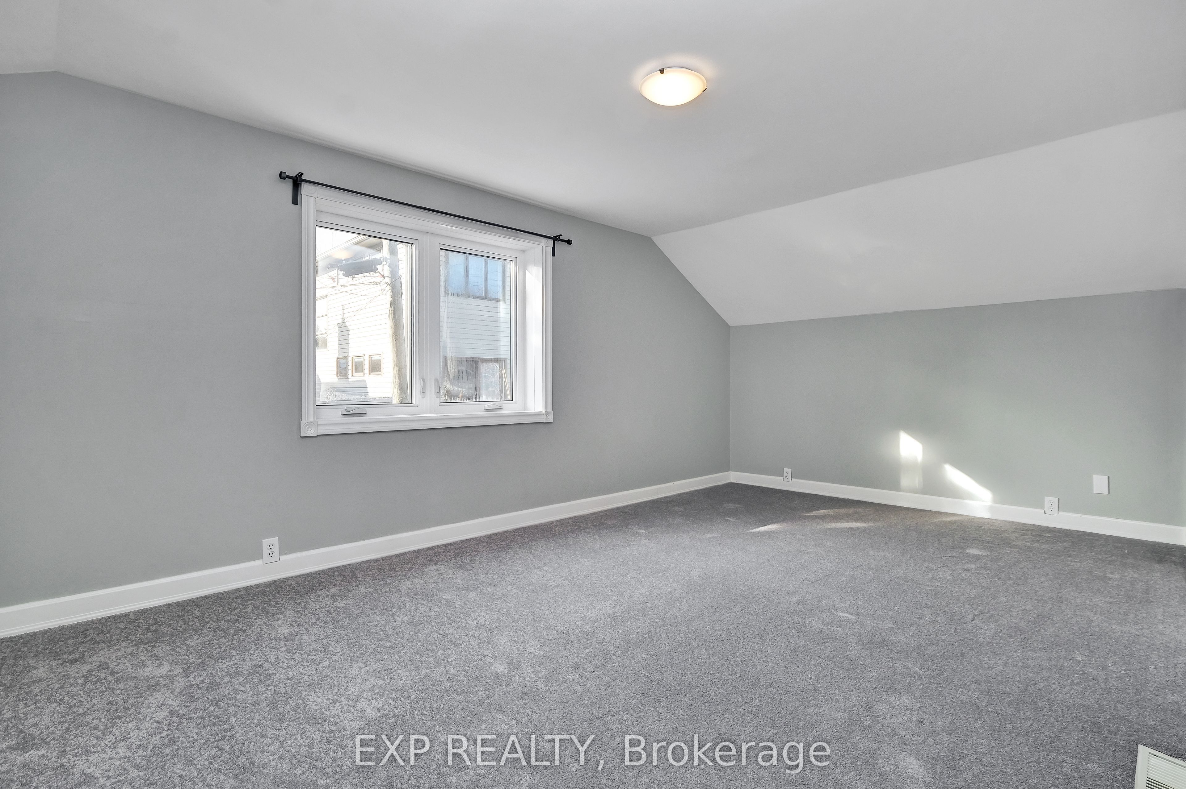 566 Kirkwood Avenue, Westboro - Hampton Park, ON K1Z 5X4 photo 2