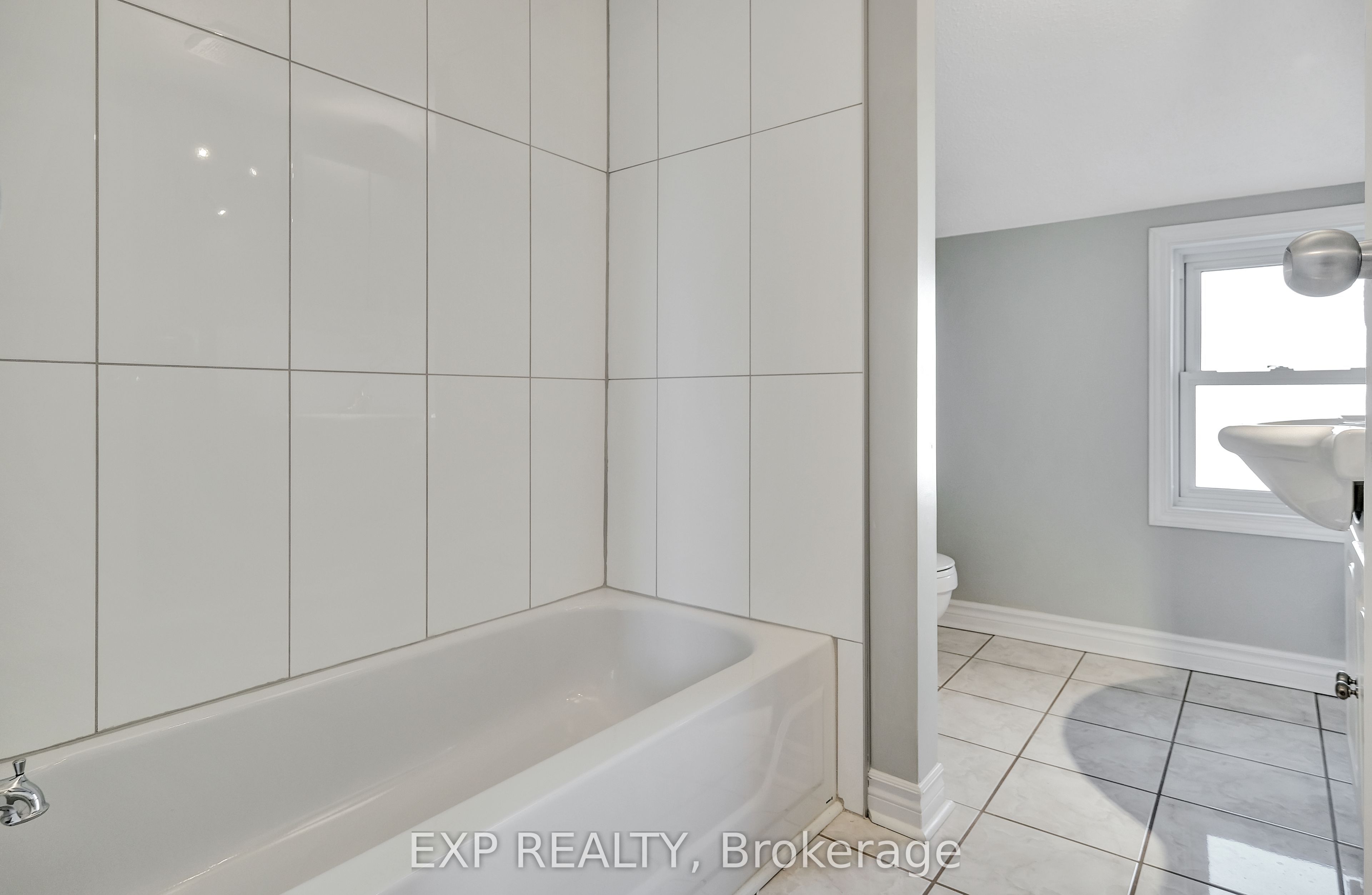 566 Kirkwood Avenue, Westboro - Hampton Park, ON K1Z 5X4 photo 4