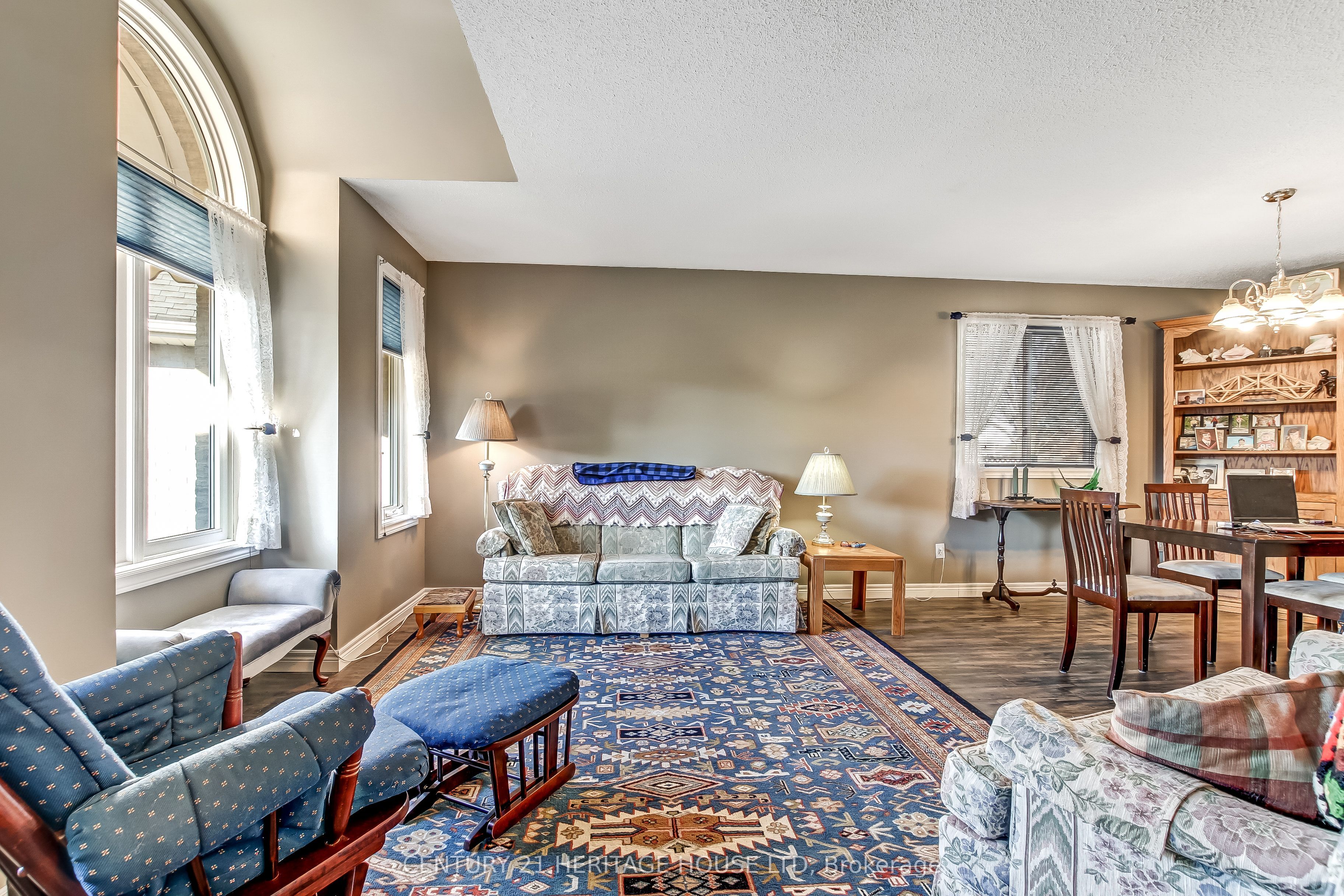 18 Hickory Boulevard W, Strathroy-Caradoc, ON N7G 4A9 photo 2